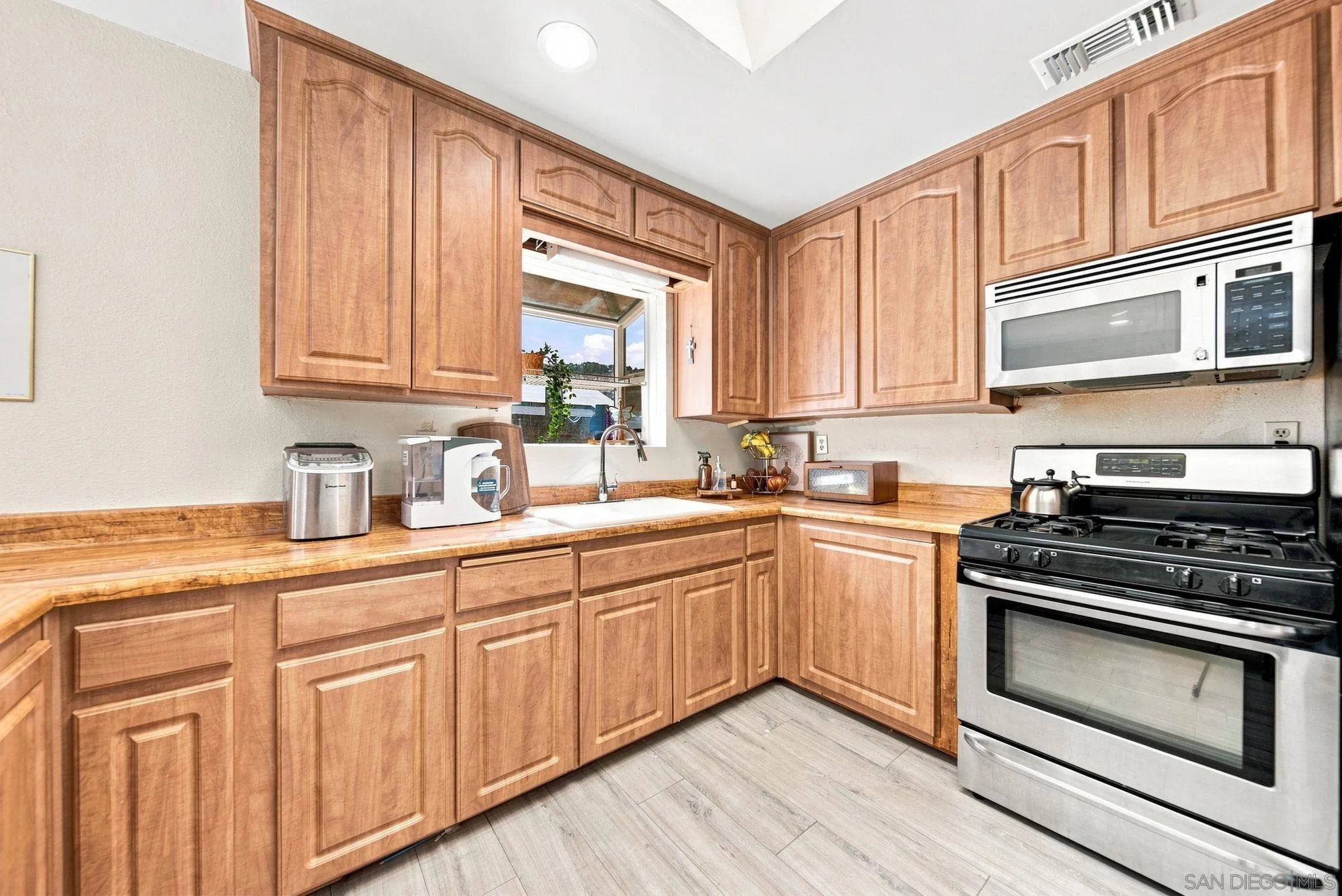 https://cdn.realtyfeed.com/cdn/127/260022214/75dca600bcda893412b587c81a185426.webp