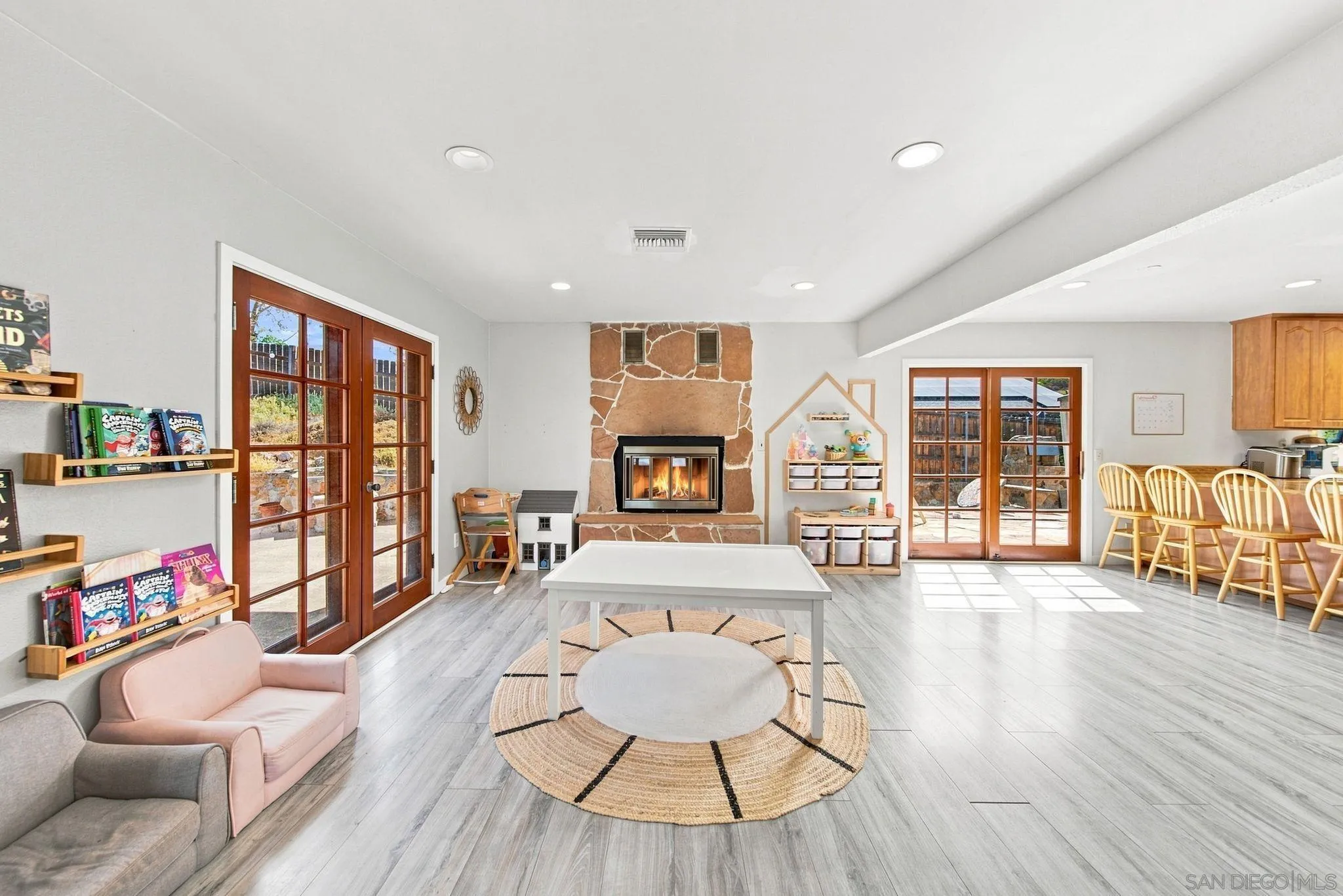 https://cdn.realtyfeed.com/cdn/127/260022214/c3e98588a7fe45f49d84c7e099b4be6a.webp