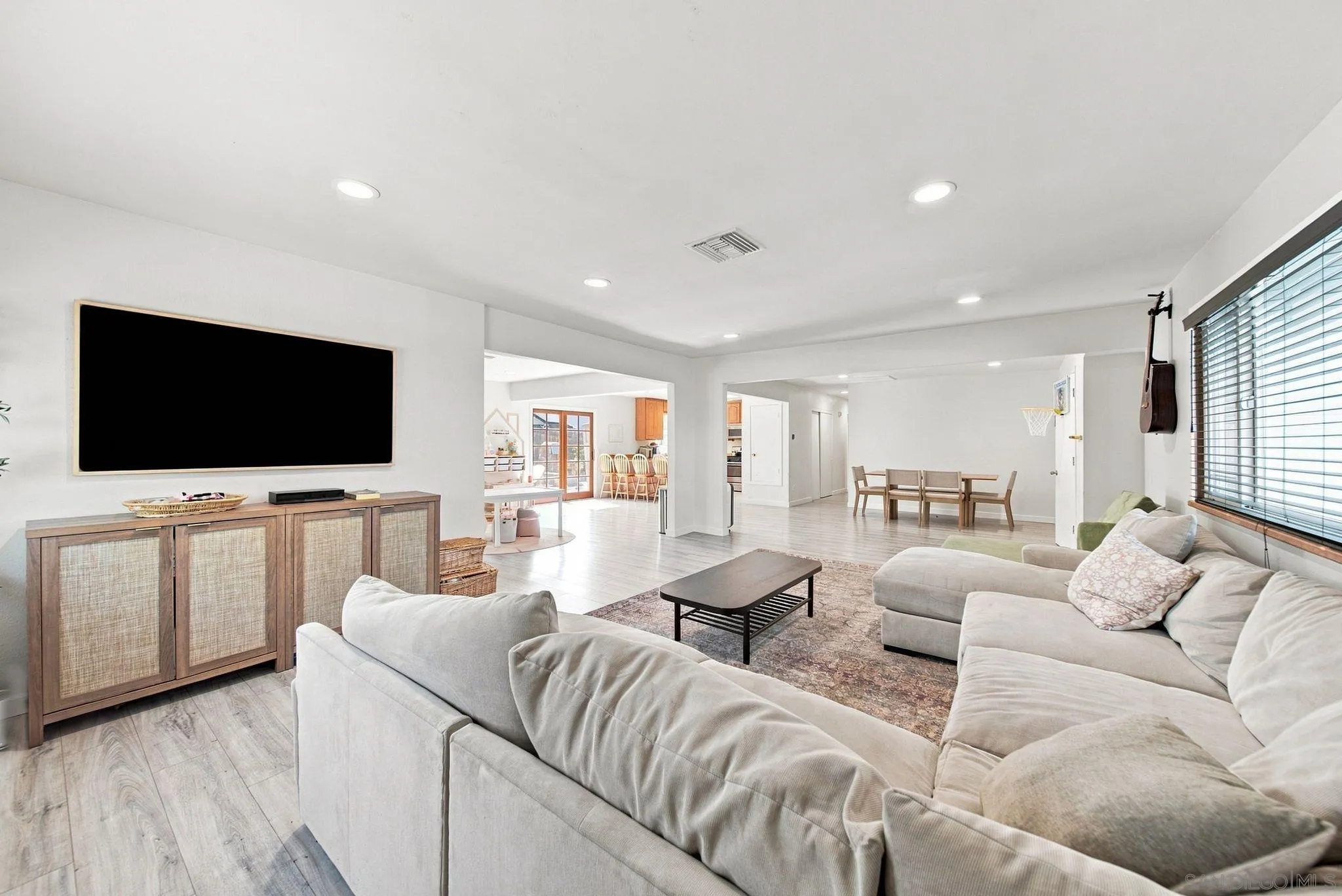 https://cdn.realtyfeed.com/cdn/127/260022214/fecb65edadba2dcd78a5295ec5276b5a.webp