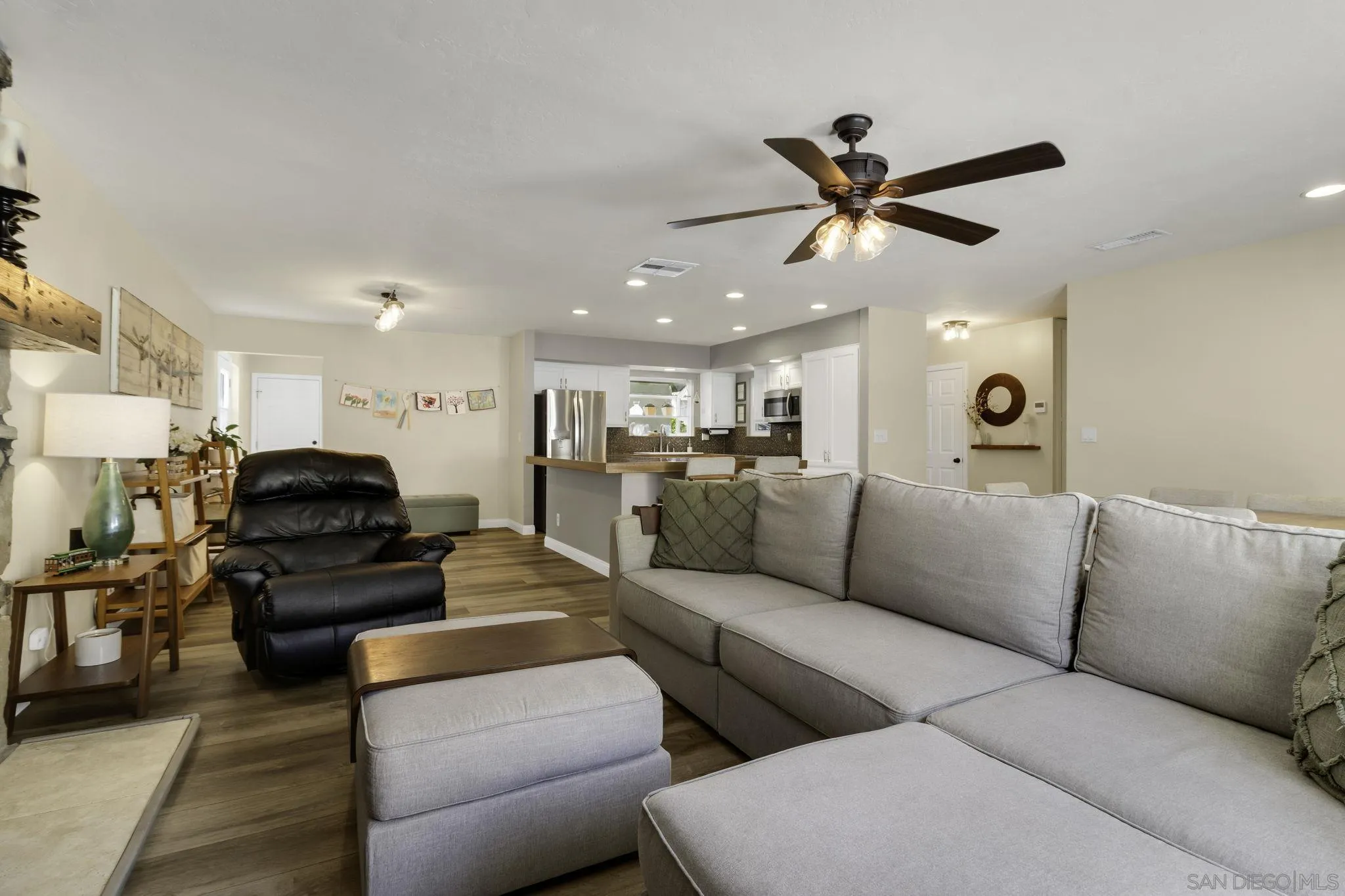 https://cdn.realtyfeed.com/cdn/127/260022219/a6bf291f8b6f460bd3cc544913fe6962.webp