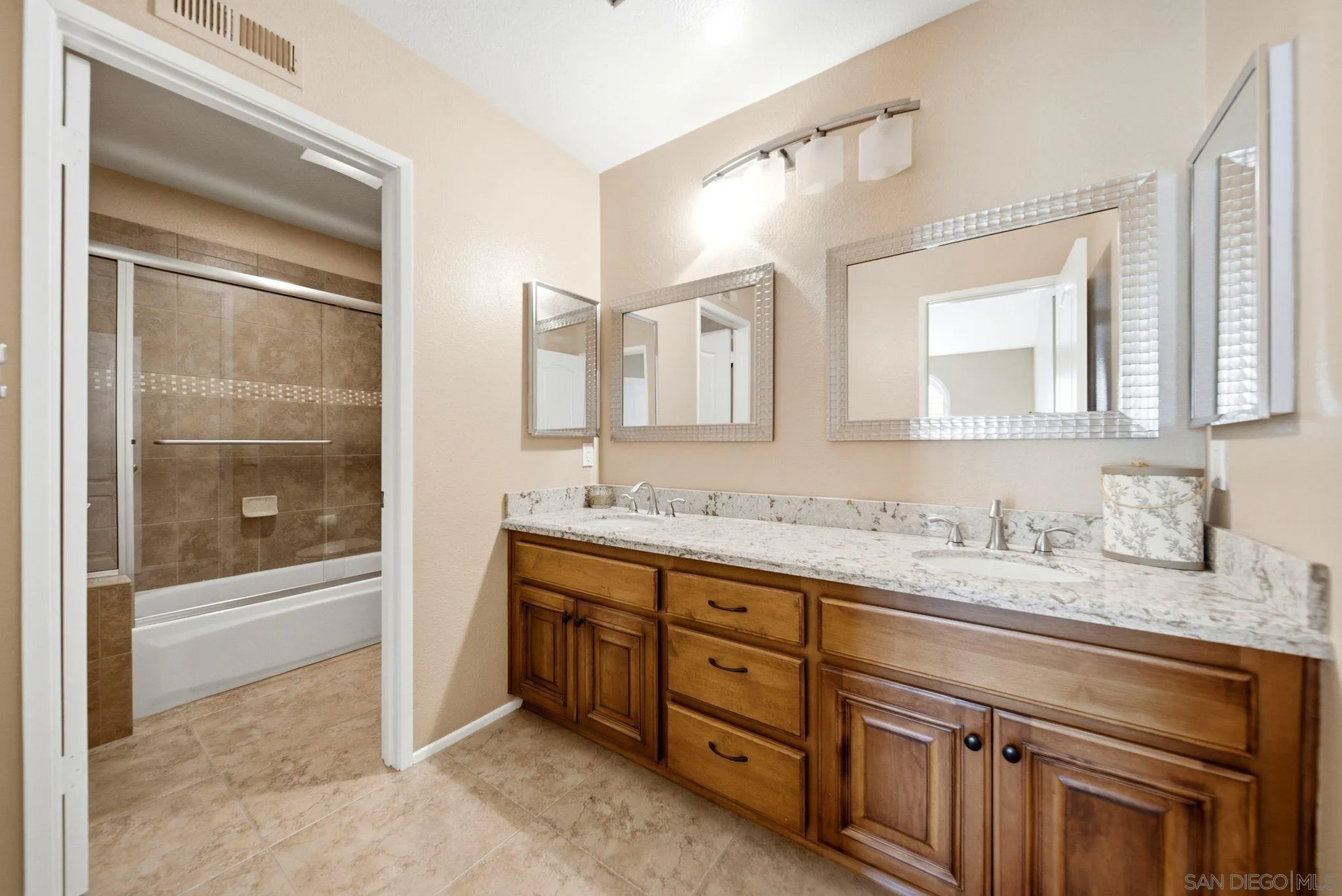 https://cdn.realtyfeed.com/cdn/127/260022220/f2f91a584630f39520ee2896b468f90b.webp