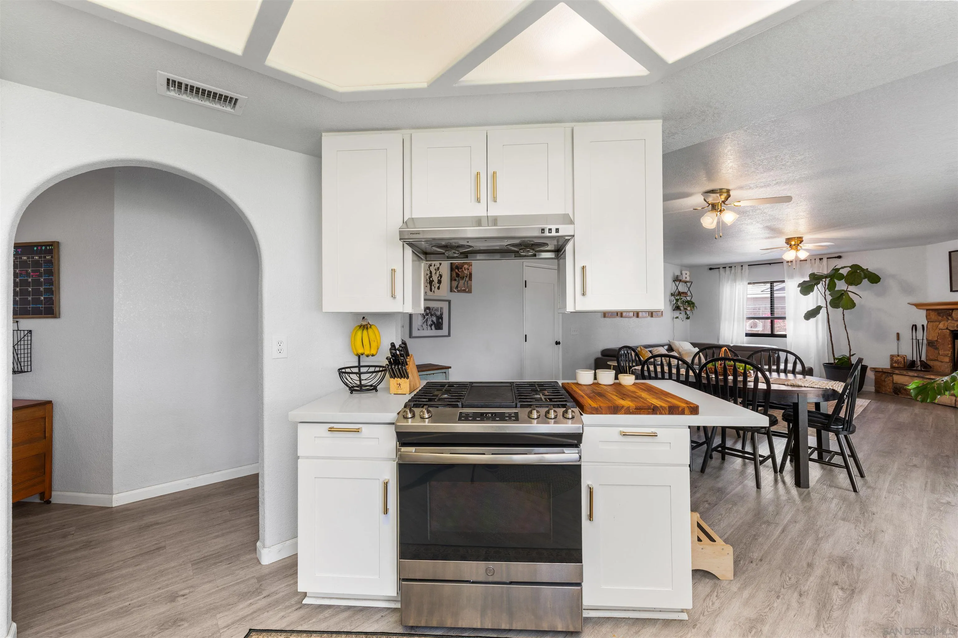 https://cdn.realtyfeed.com/cdn/127/260022229/479728ed68a074d2eb1e9ae4ac16356f.webp