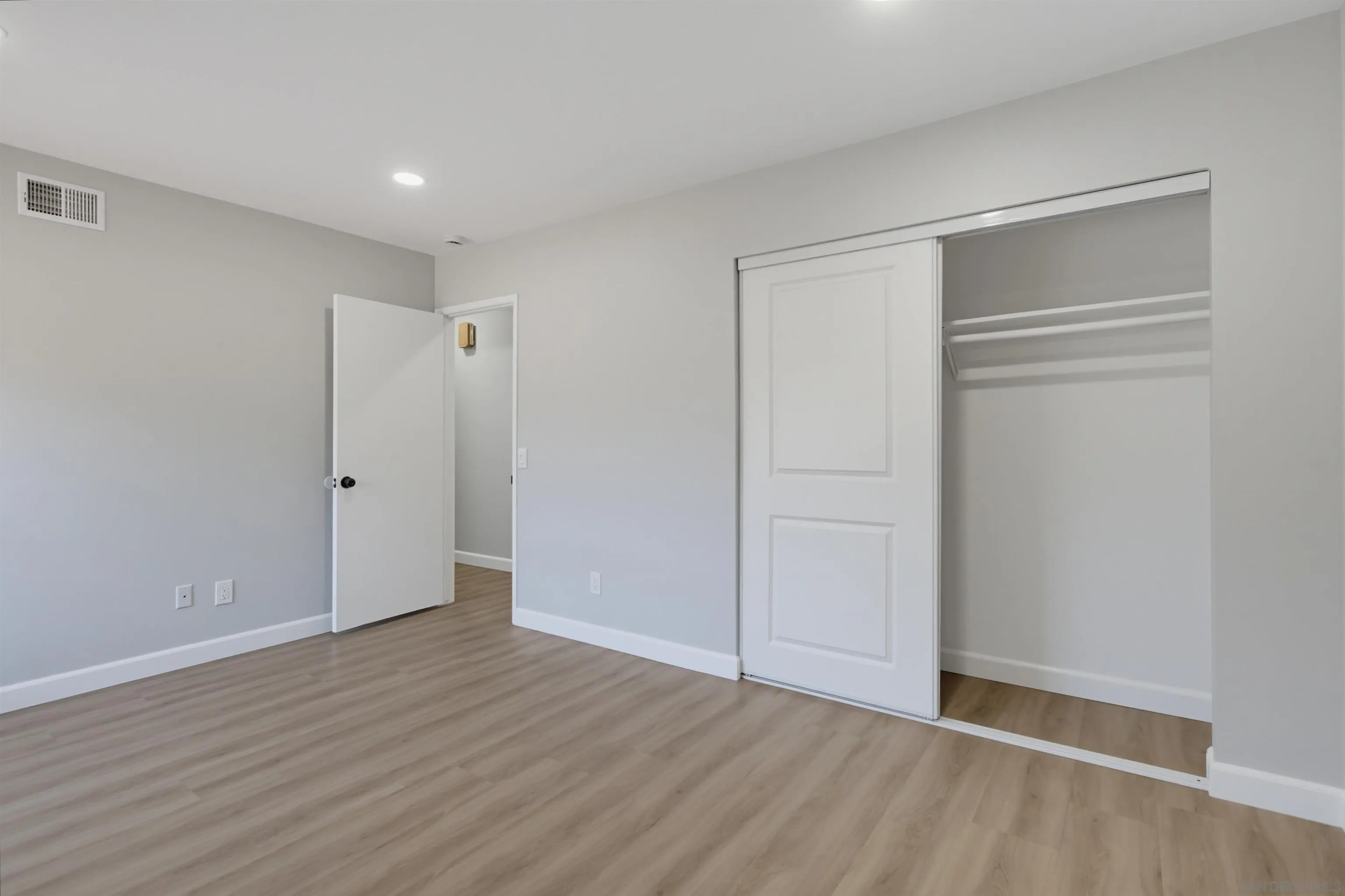 https://cdn.realtyfeed.com/cdn/127/260022237/e7efac2ded46a15ef2f4b9b8c30480dd.webp