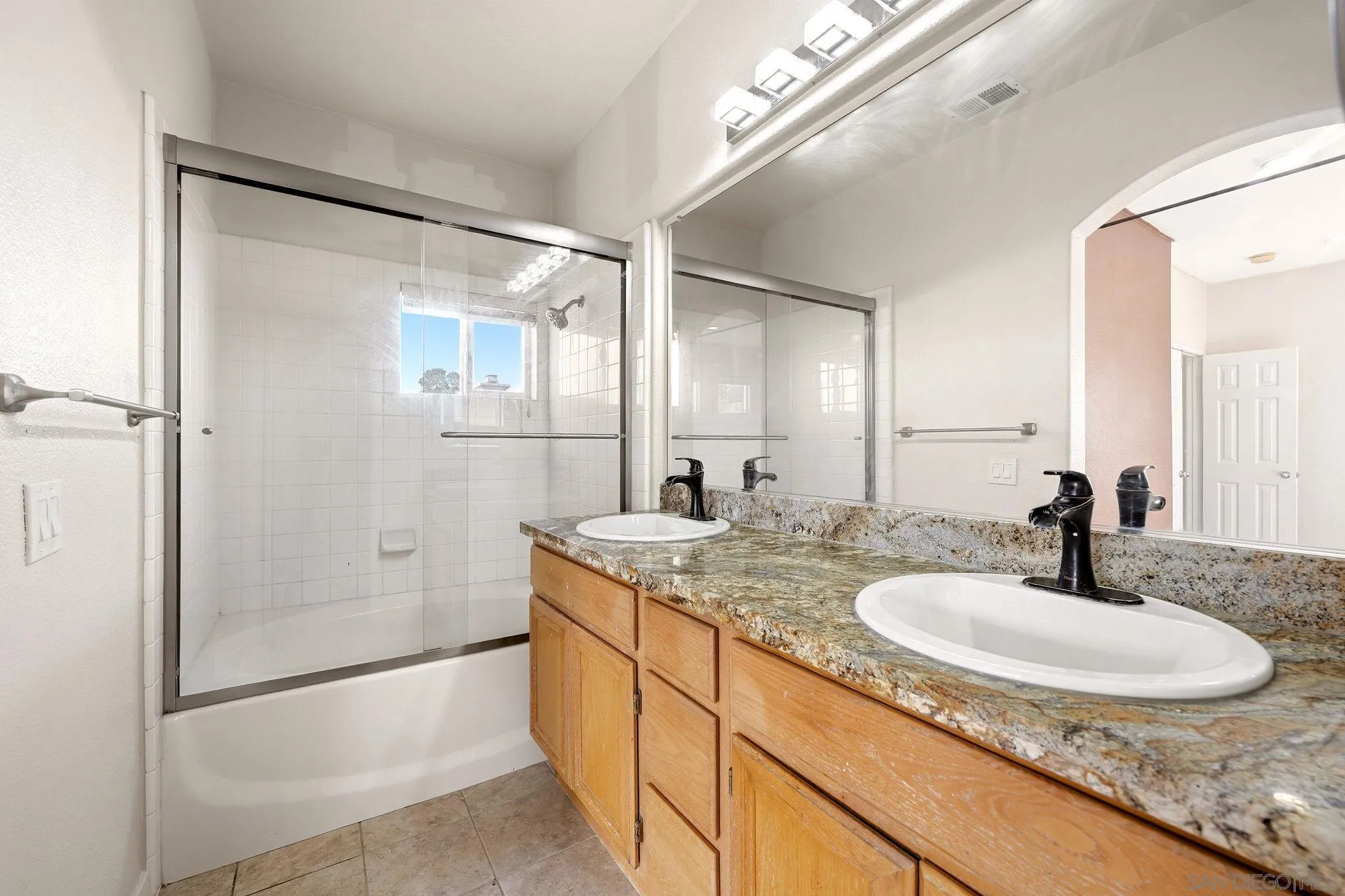 https://cdn.realtyfeed.com/cdn/127/260022238/8c964aabb555887dfe5a48e8492378c4.webp