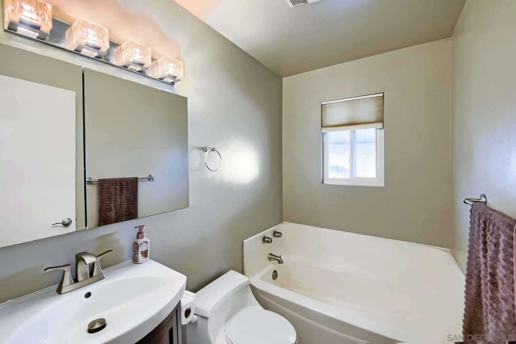 https://cdn.realtyfeed.com/cdn/127/260022256/7165d9298f04481cef07ddf537a76b72.webp