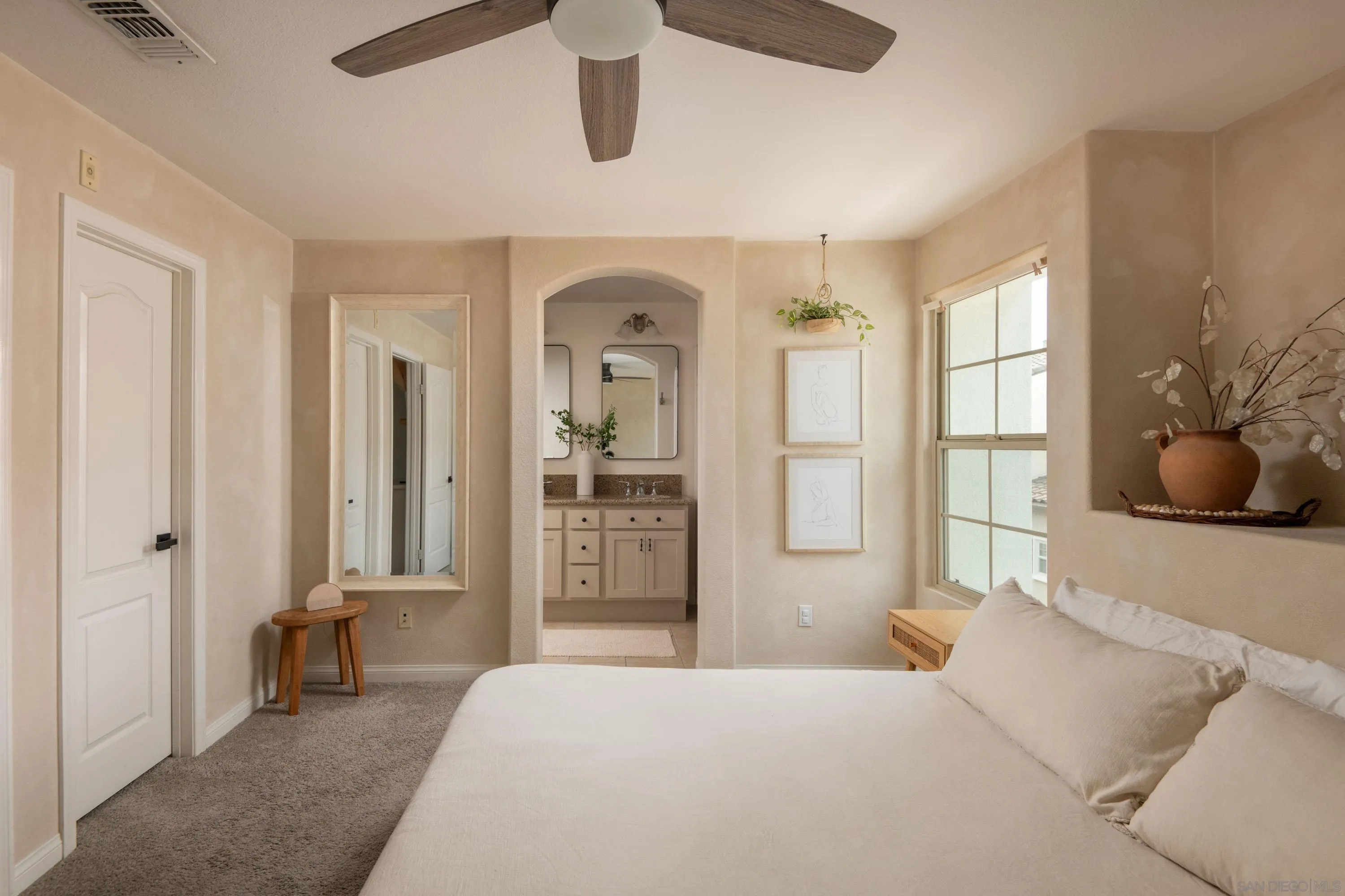 https://cdn.realtyfeed.com/cdn/127/260022259/2015abccd2dc03843897baca8be57a80.webp