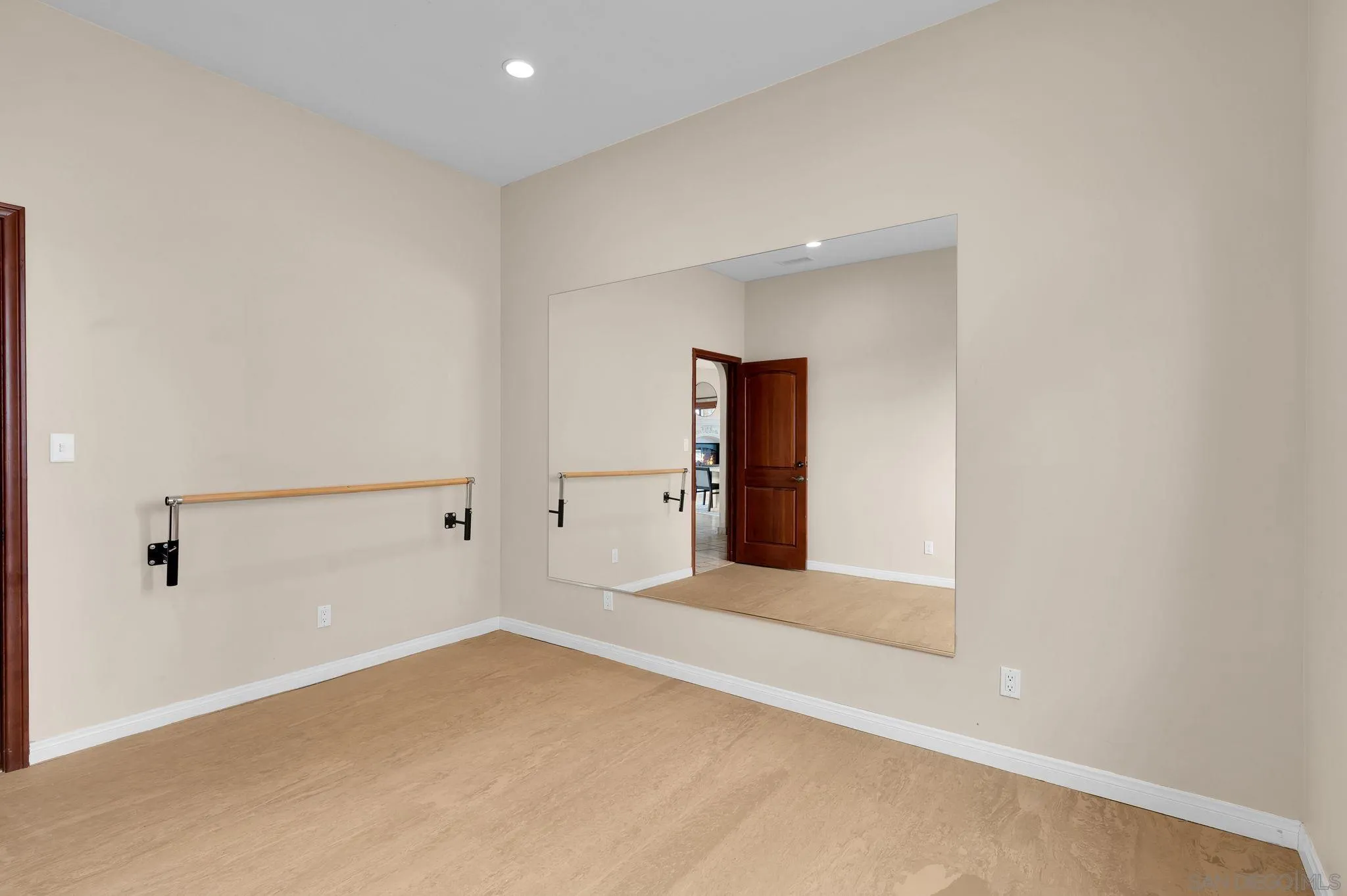 https://cdn.realtyfeed.com/cdn/127/260022275/865156416a33c3c1699e60c861af32b3.webp