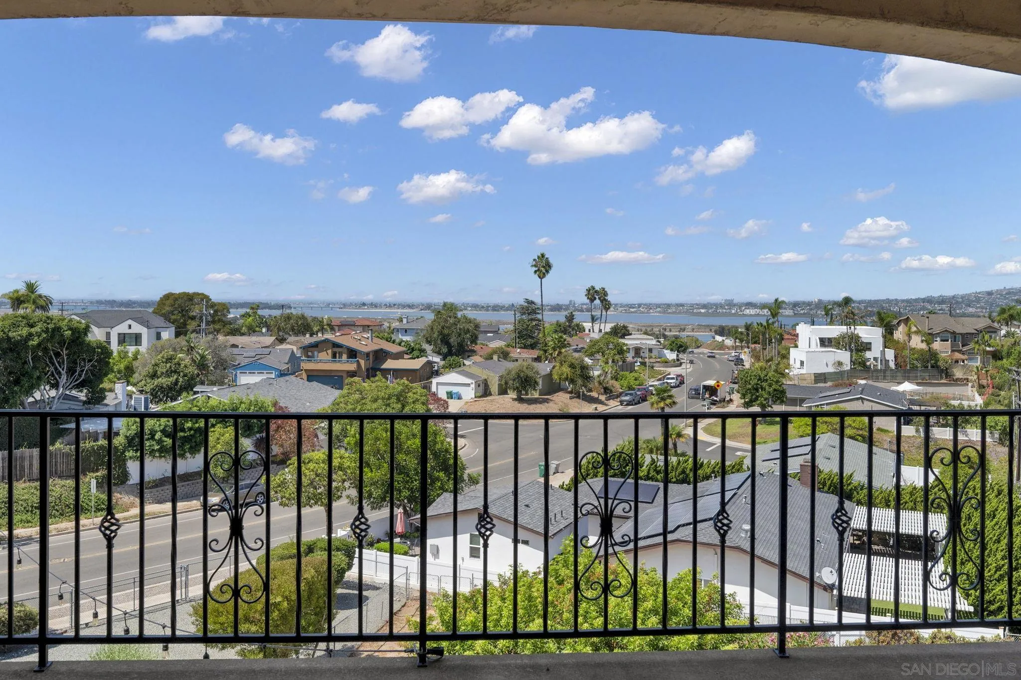 https://cdn.realtyfeed.com/cdn/127/260022275/b36d0e32e0efc38c81cdf40f0cb7d9ed.webp