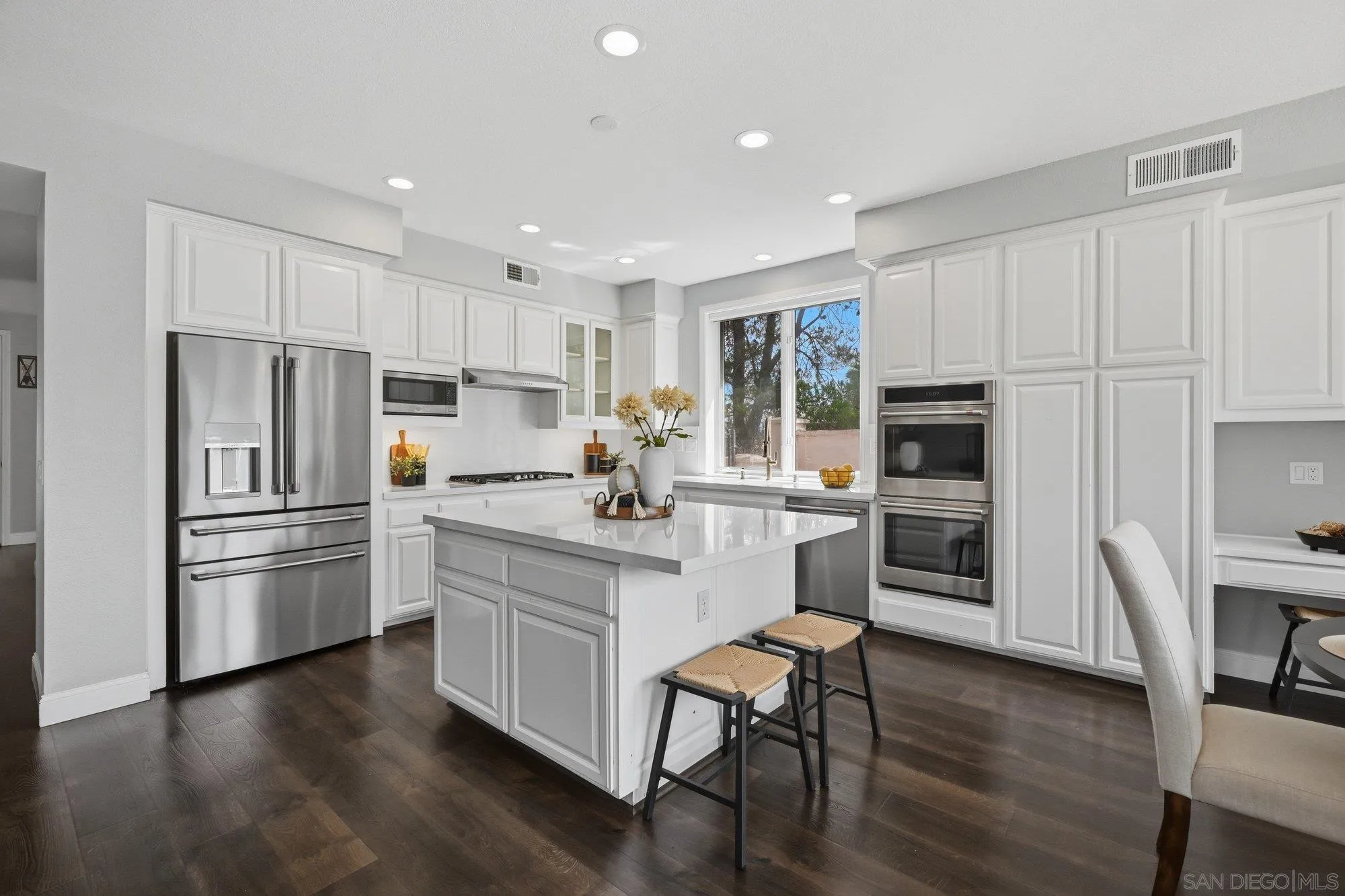 https://cdn.realtyfeed.com/cdn/127/260022277/8ce2db727a825432b3555fc0aeb7f297.webp