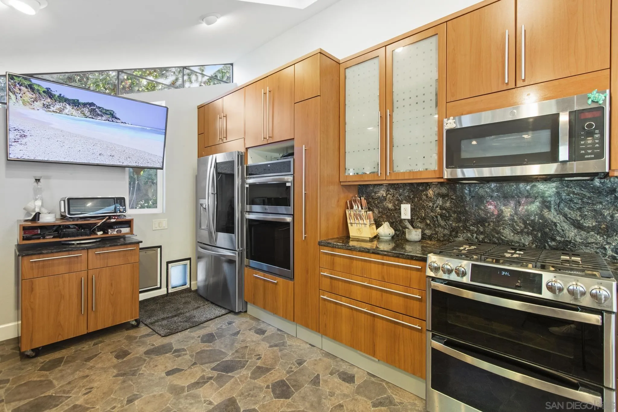 https://cdn.realtyfeed.com/cdn/127/260022315/1da2e00e21914280a050bc906c3a3dc5.webp