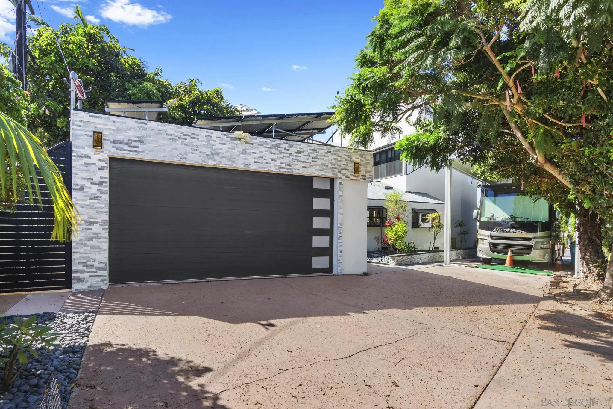 https://cdn.realtyfeed.com/cdn/127/260022315/9c369f0579524f681d9f2303bddde62b.webp