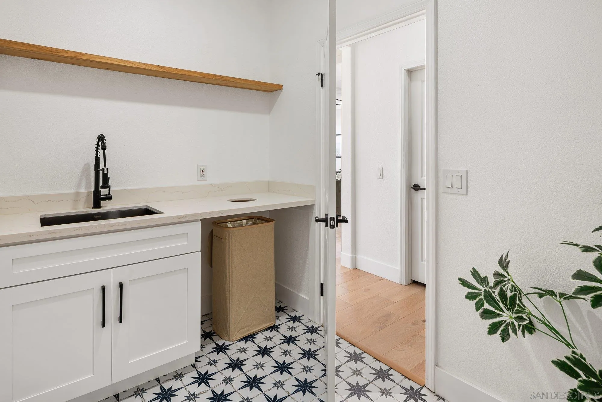 https://cdn.realtyfeed.com/cdn/127/260022340/1af42e4a5cac5ba238f2b00d076b6112.webp