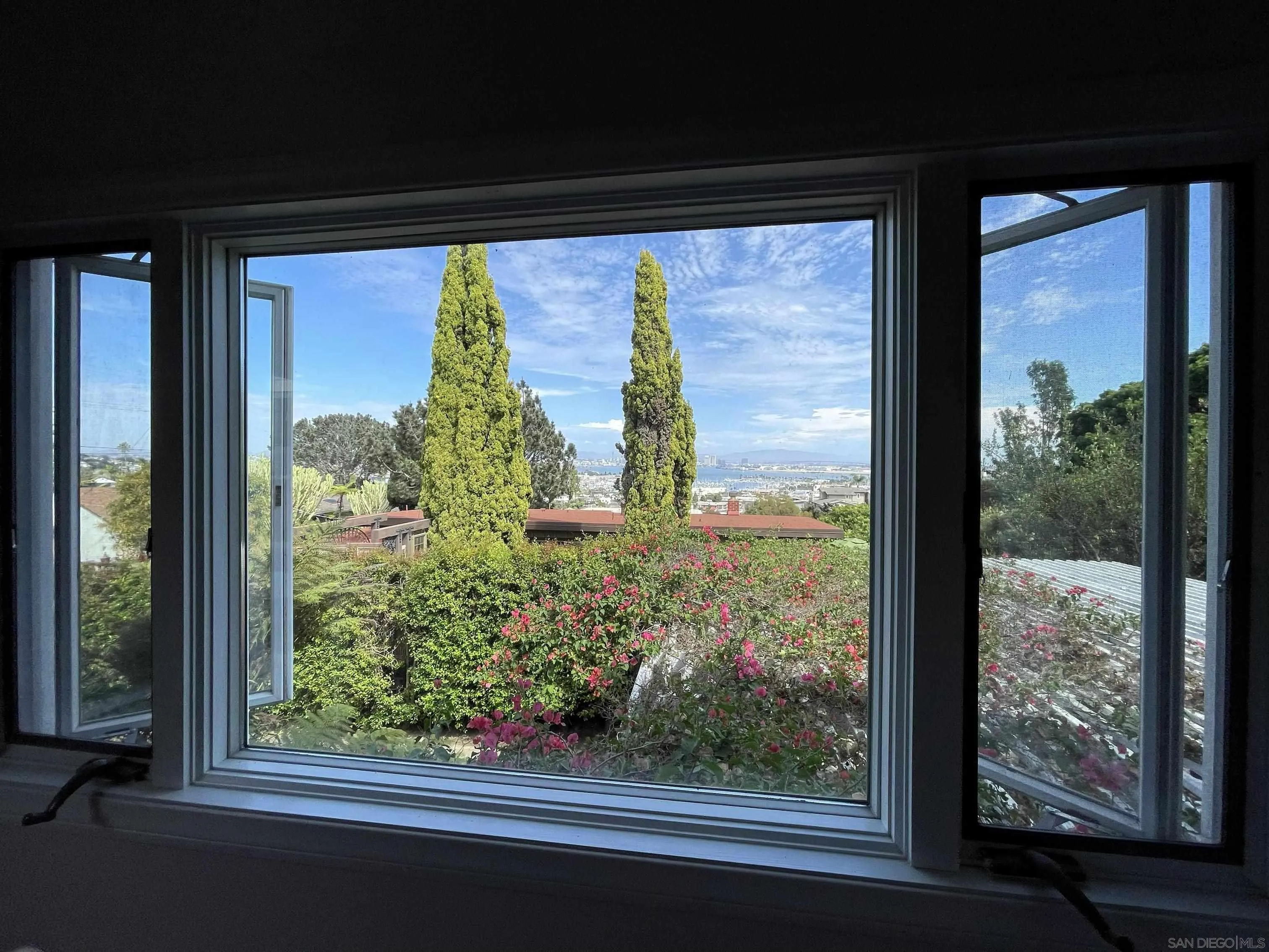 https://cdn.realtyfeed.com/cdn/127/260022379/b9d6f10ff6327db74fcb67d78a20822d.webp