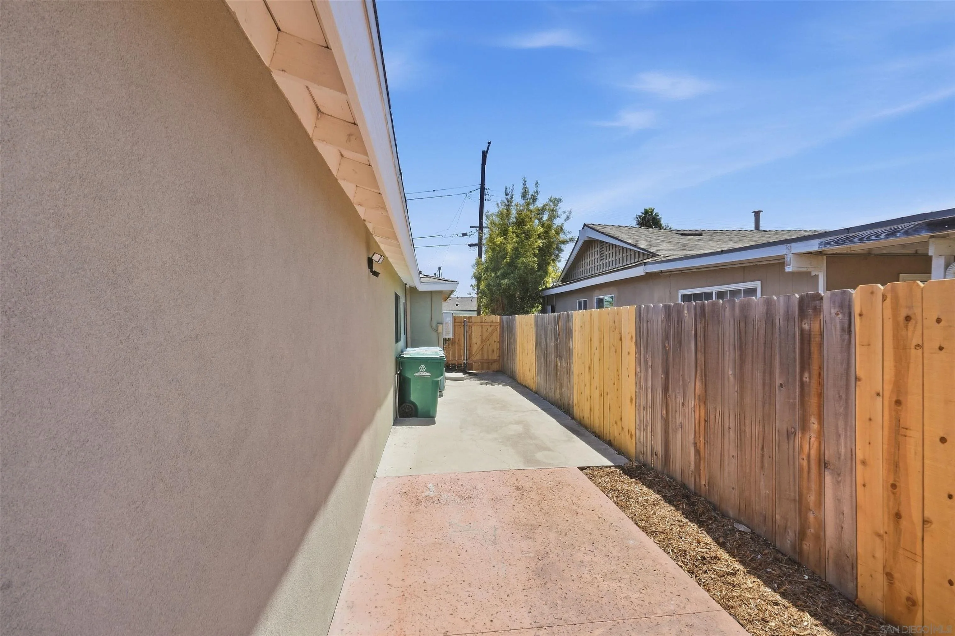 https://cdn.realtyfeed.com/cdn/127/260022392/ebf639b7bd8bc035019d1b705ef355d0.webp