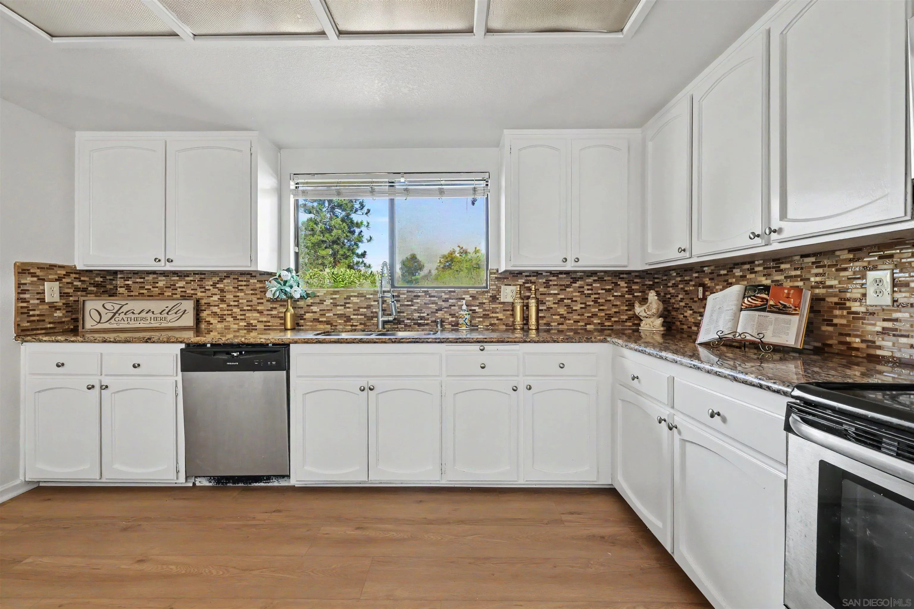 https://cdn.realtyfeed.com/cdn/127/260022412/c49db3fcac8fbeda688ae404dcceff6b.webp