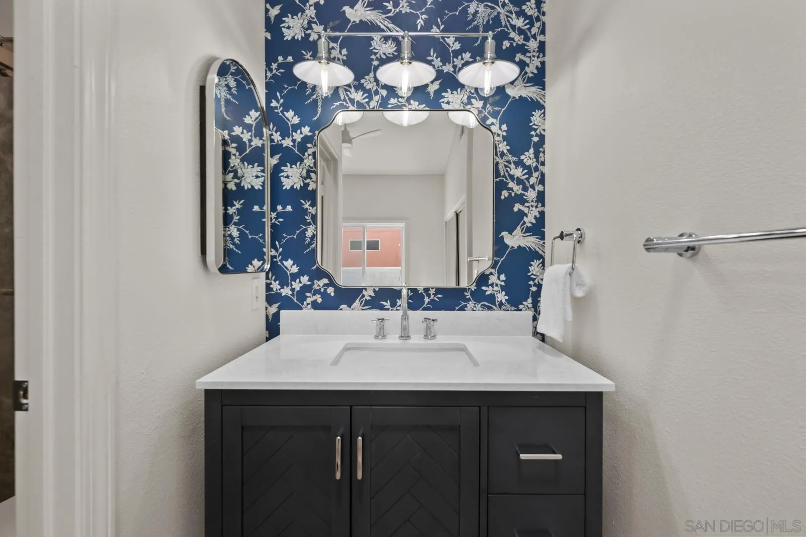 https://cdn.realtyfeed.com/cdn/127/260022421/04340710d8e1db7ada1bf7ad39f0f472.webp