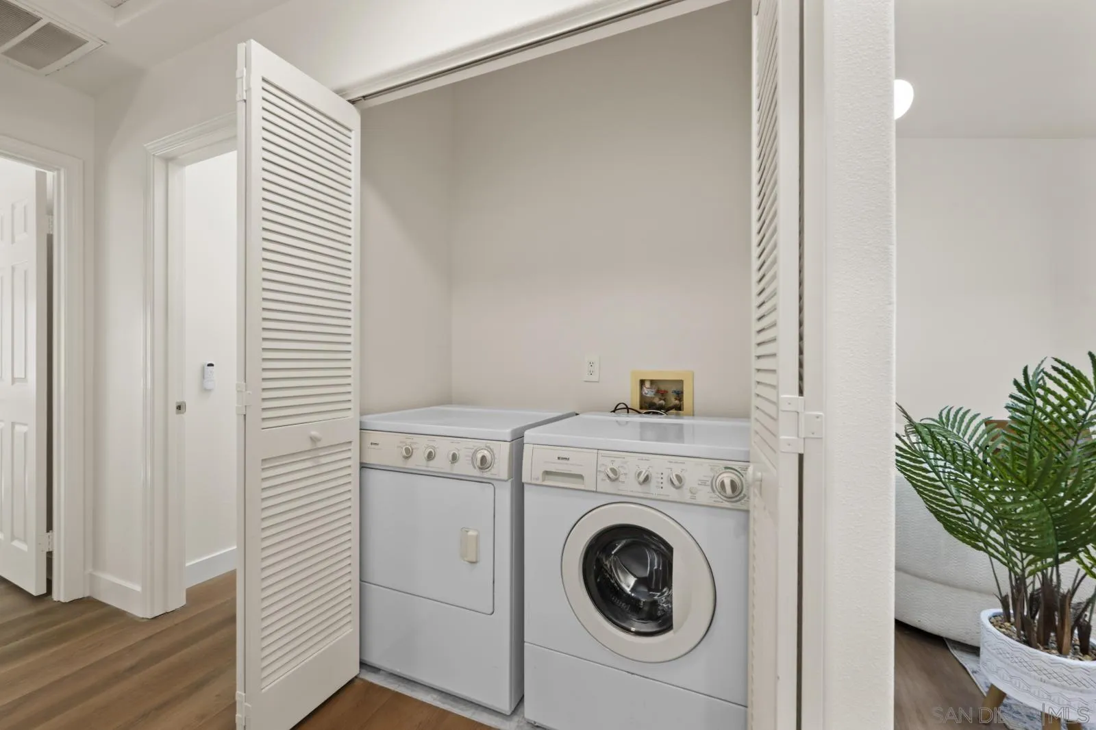https://cdn.realtyfeed.com/cdn/127/260022421/09ea9873437bd3a89b65a70768d48f45.webp