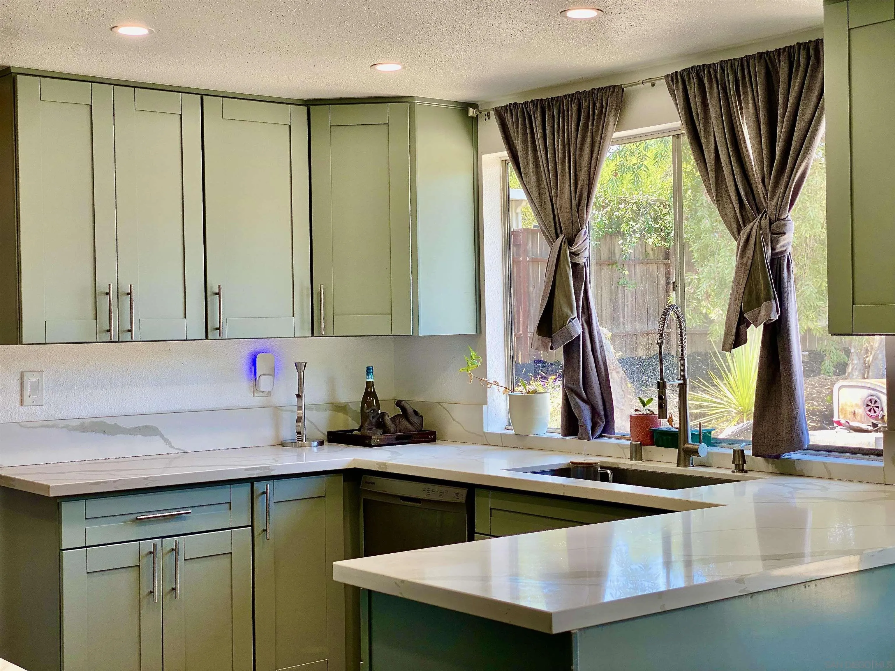 https://cdn.realtyfeed.com/cdn/127/260022430/4fb8c9b2b73bf814090082359257a65c.webp