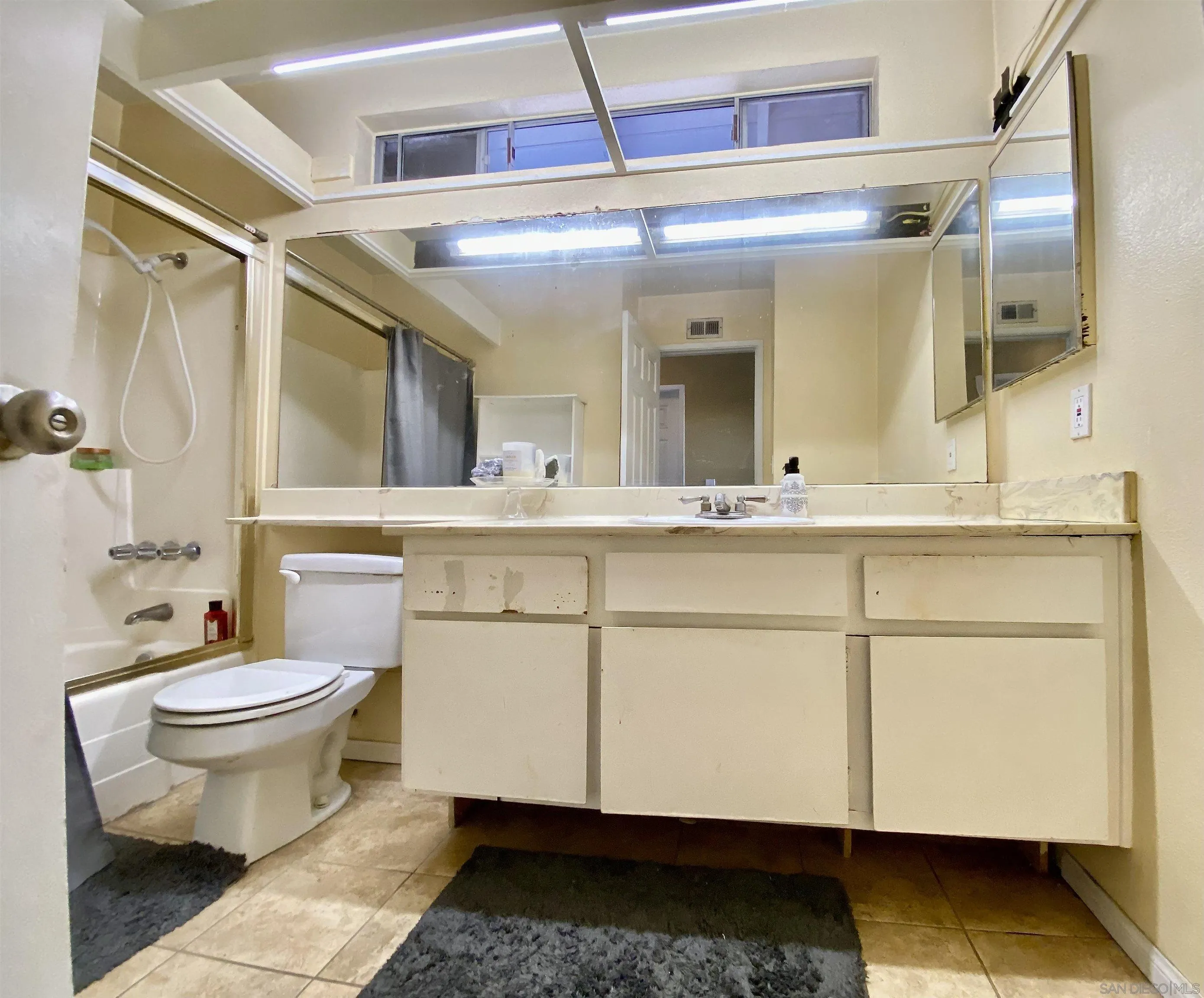 https://cdn.realtyfeed.com/cdn/127/260022430/f839bfd18f2d8c6bfdcb56c5c84c22bd.webp