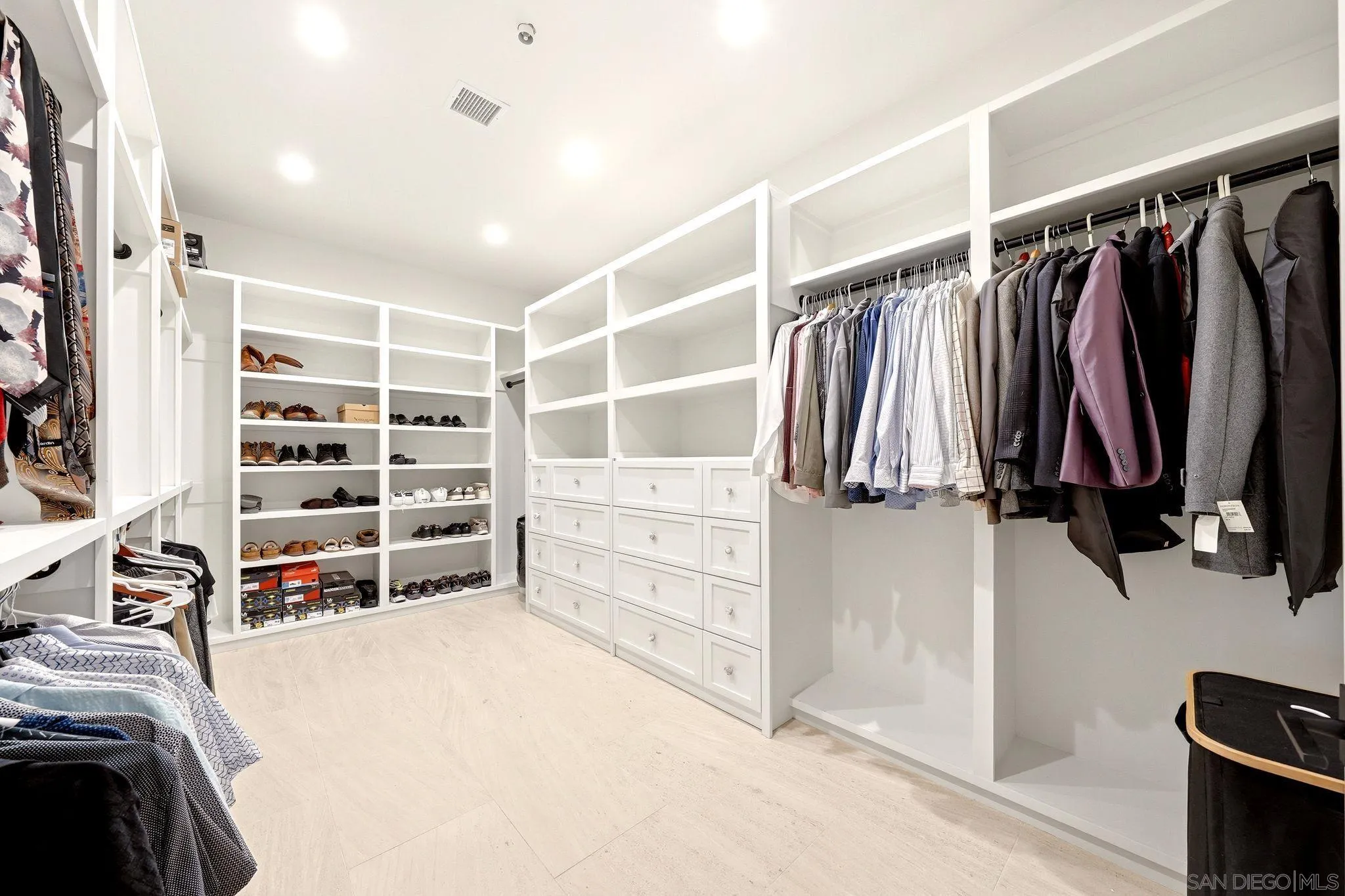 https://cdn.realtyfeed.com/cdn/127/260022451/2ad03f2c7385b8f8a50b7475ee14357e.webp