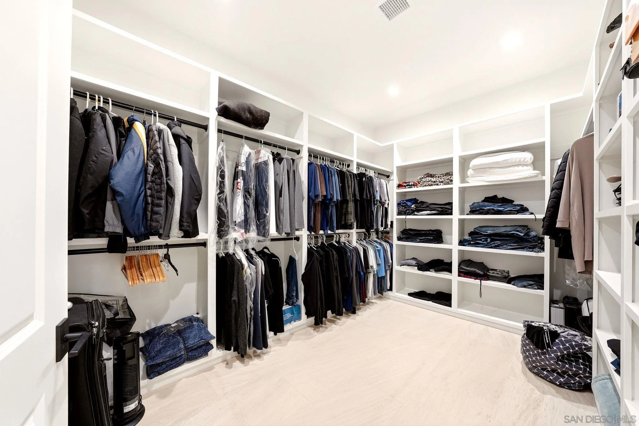 https://cdn.realtyfeed.com/cdn/127/260022451/6629737c6f39805ee0fd858d6e0afa7b.webp