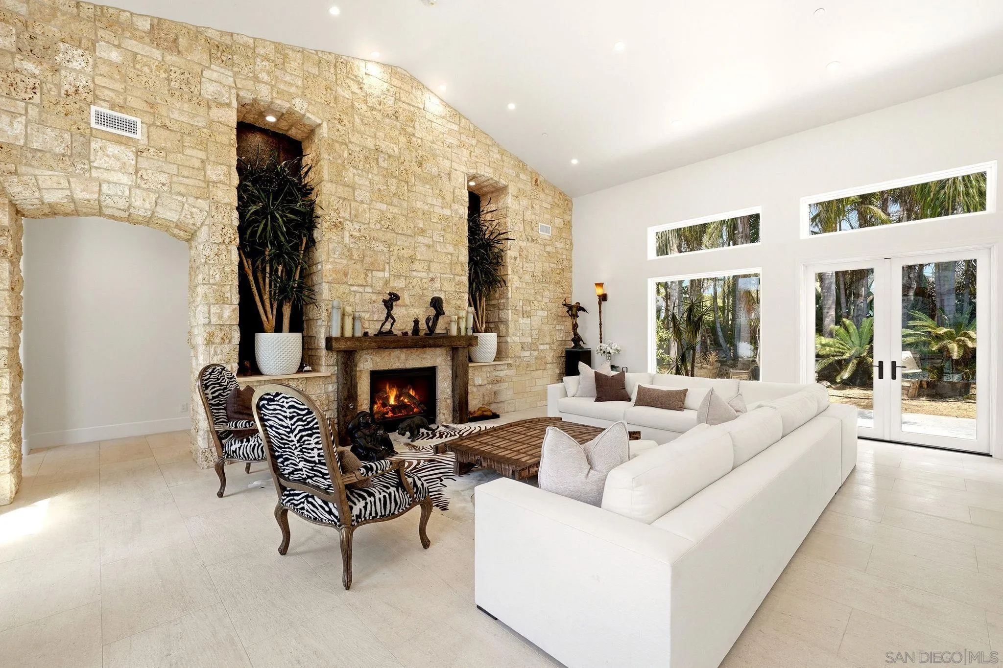https://cdn.realtyfeed.com/cdn/127/260022451/998f4a976eb41b4b94bb5703fde854a9.webp