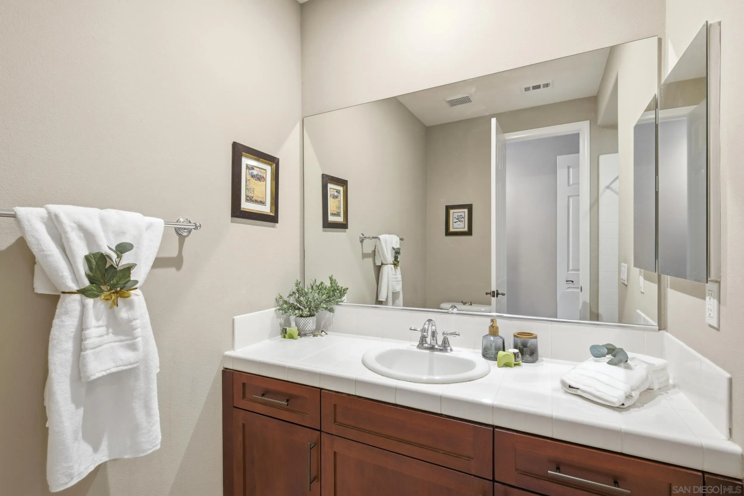 https://cdn.realtyfeed.com/cdn/127/260022456/37686f36f048f5f5d5fbc11ca17952b5.webp