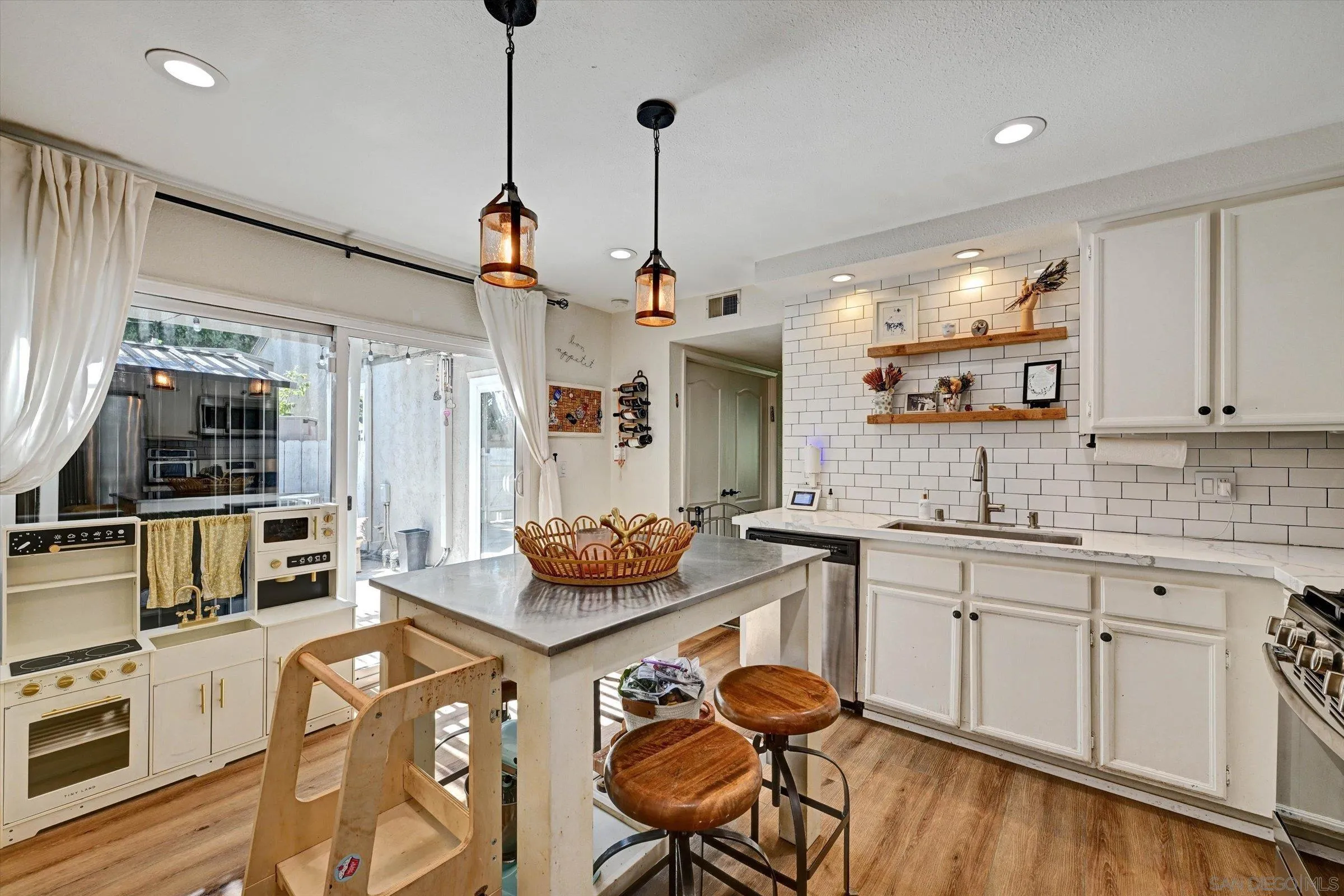 https://cdn.realtyfeed.com/cdn/127/260022490/4f9b3228800a459e5c73594ea0162298.webp