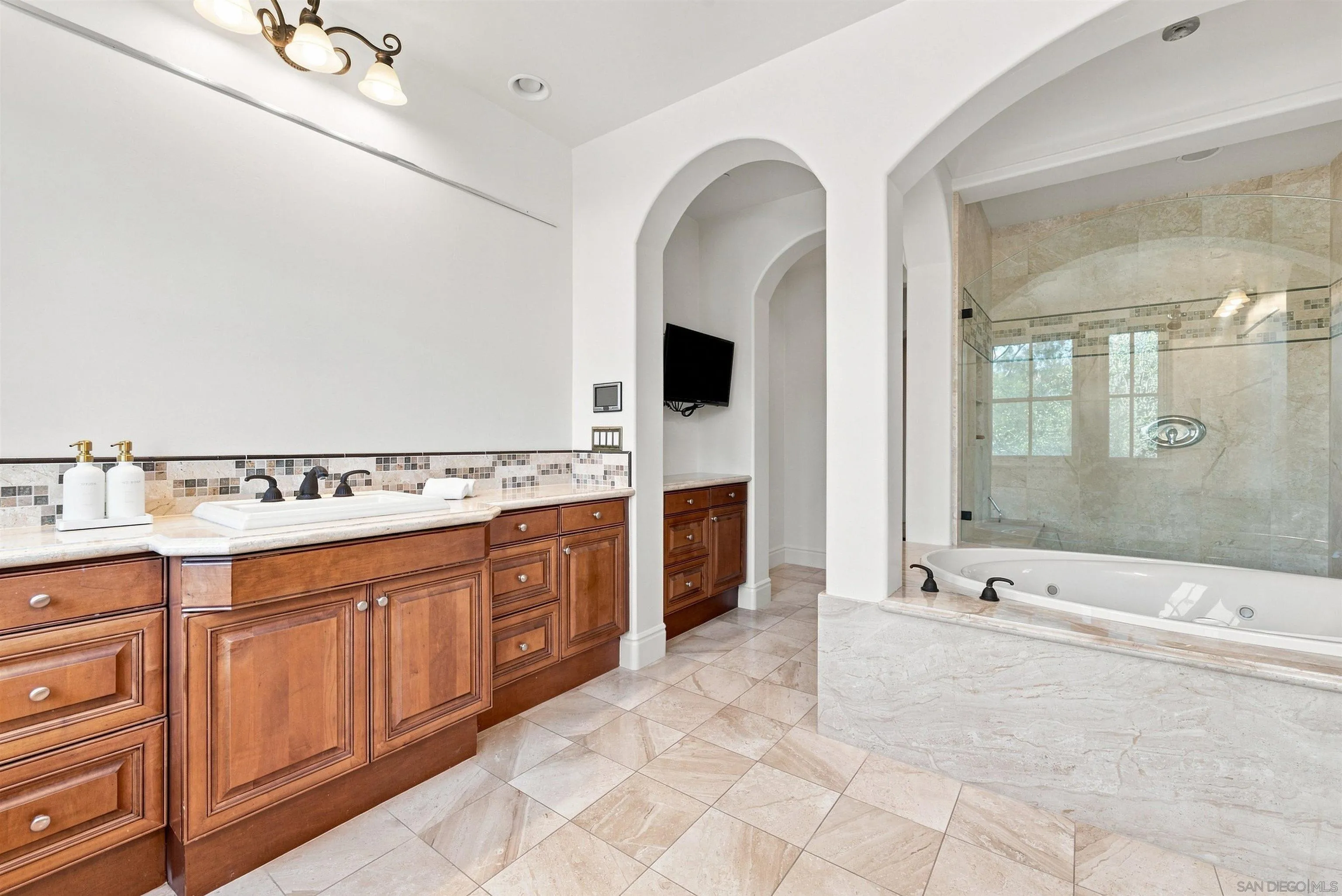 https://cdn.realtyfeed.com/cdn/127/260022493/11f3013868b3a5828e5d96e658a9526a.webp