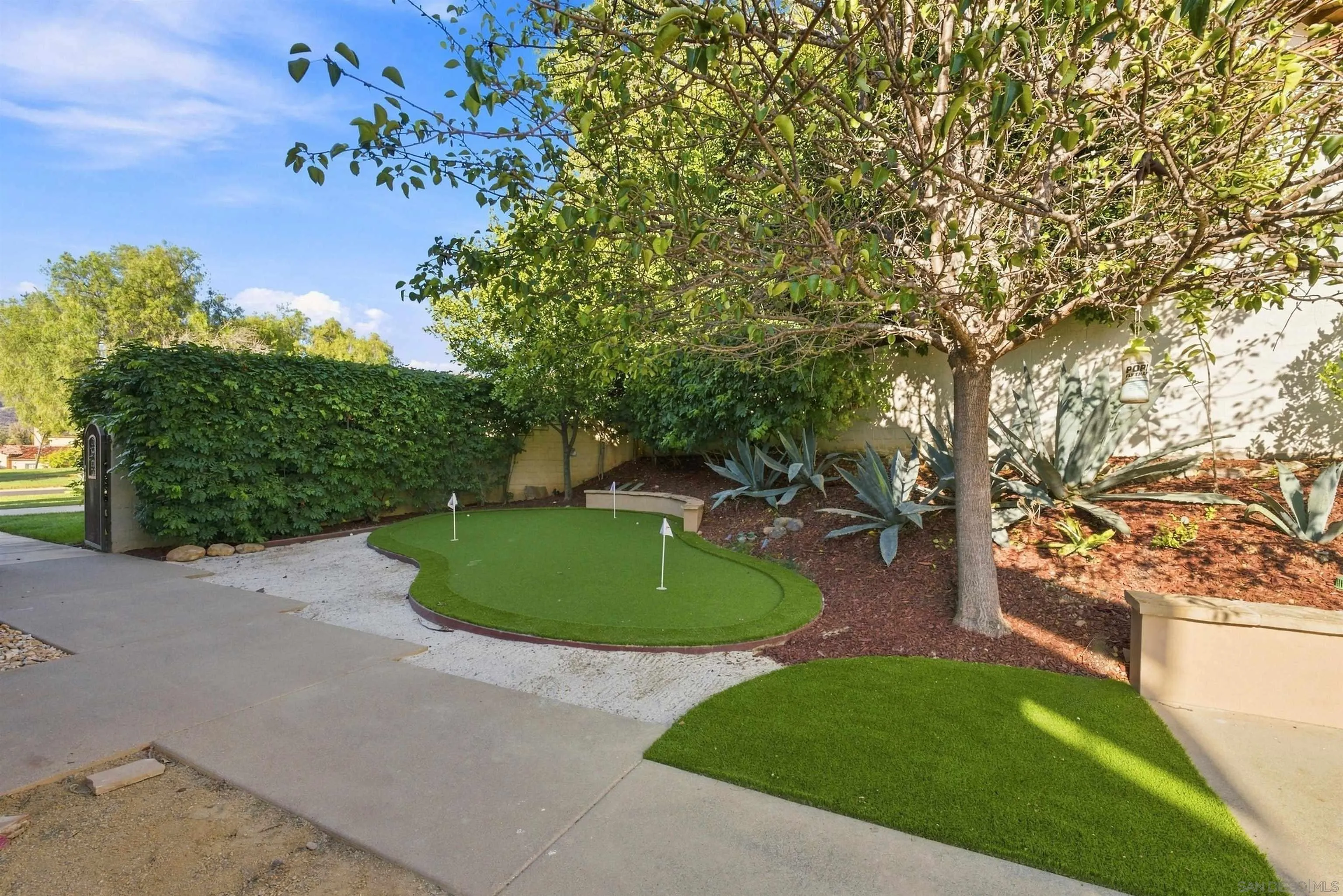 https://cdn.realtyfeed.com/cdn/127/260022493/408e79798341a79bd6bf313831a985d0.webp