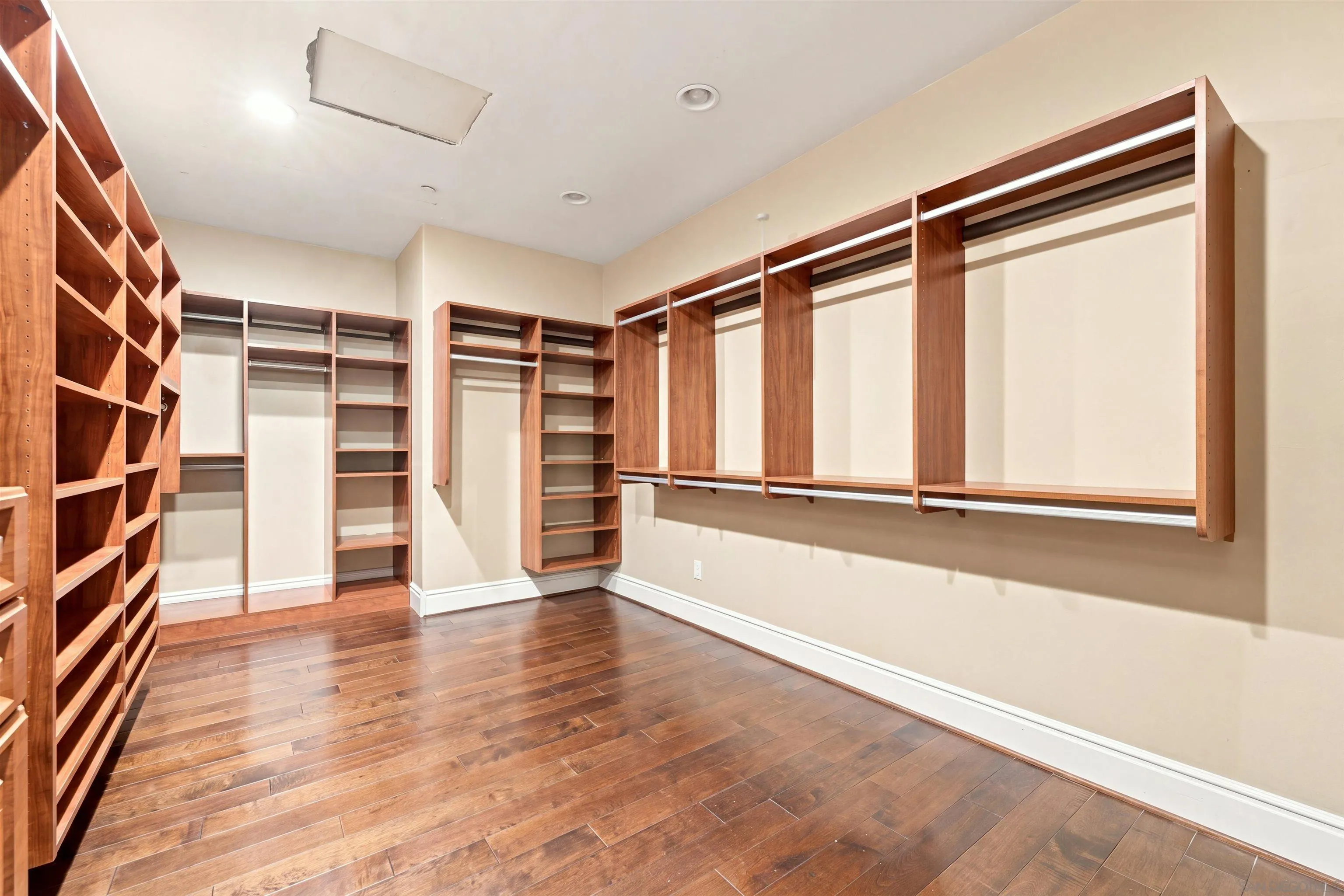 https://cdn.realtyfeed.com/cdn/127/260022493/4582a85183a92626247f6f38ae9f864f.webp