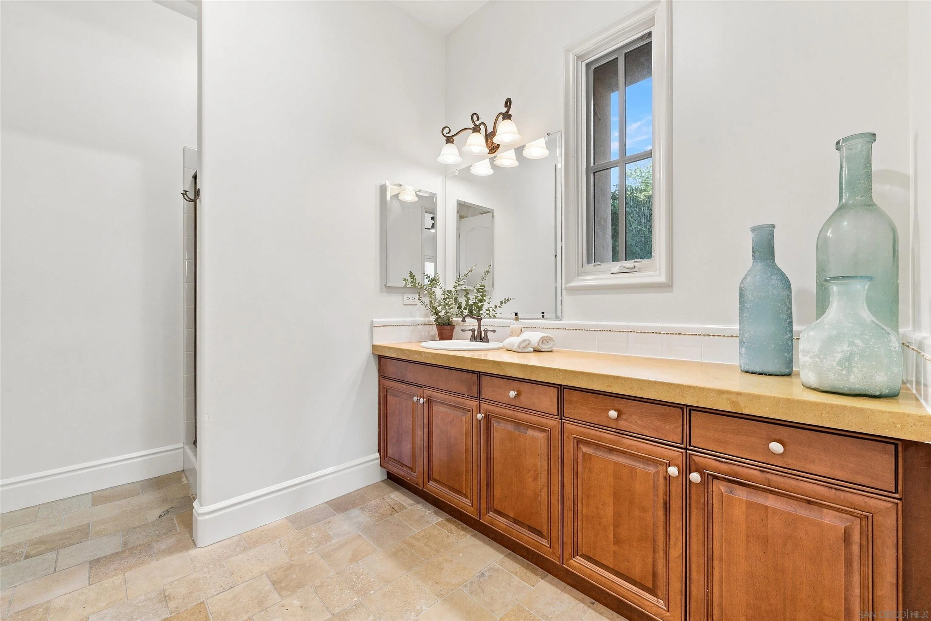 https://cdn.realtyfeed.com/cdn/127/260022493/8507d43159e702c231722b69db1f82c4.webp