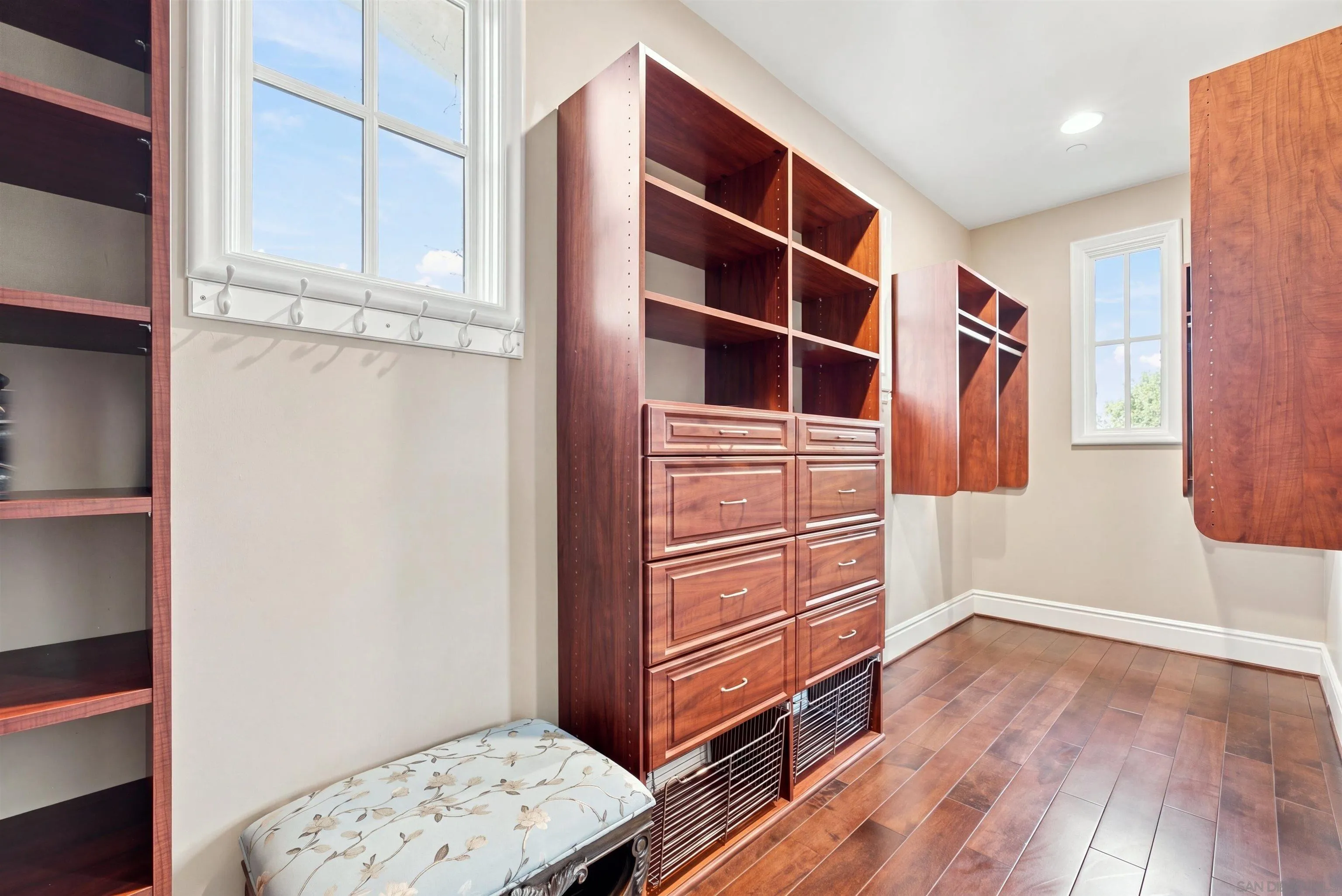 https://cdn.realtyfeed.com/cdn/127/260022493/cd8d728ae33c07a0e4d063c0a76a9ade.webp