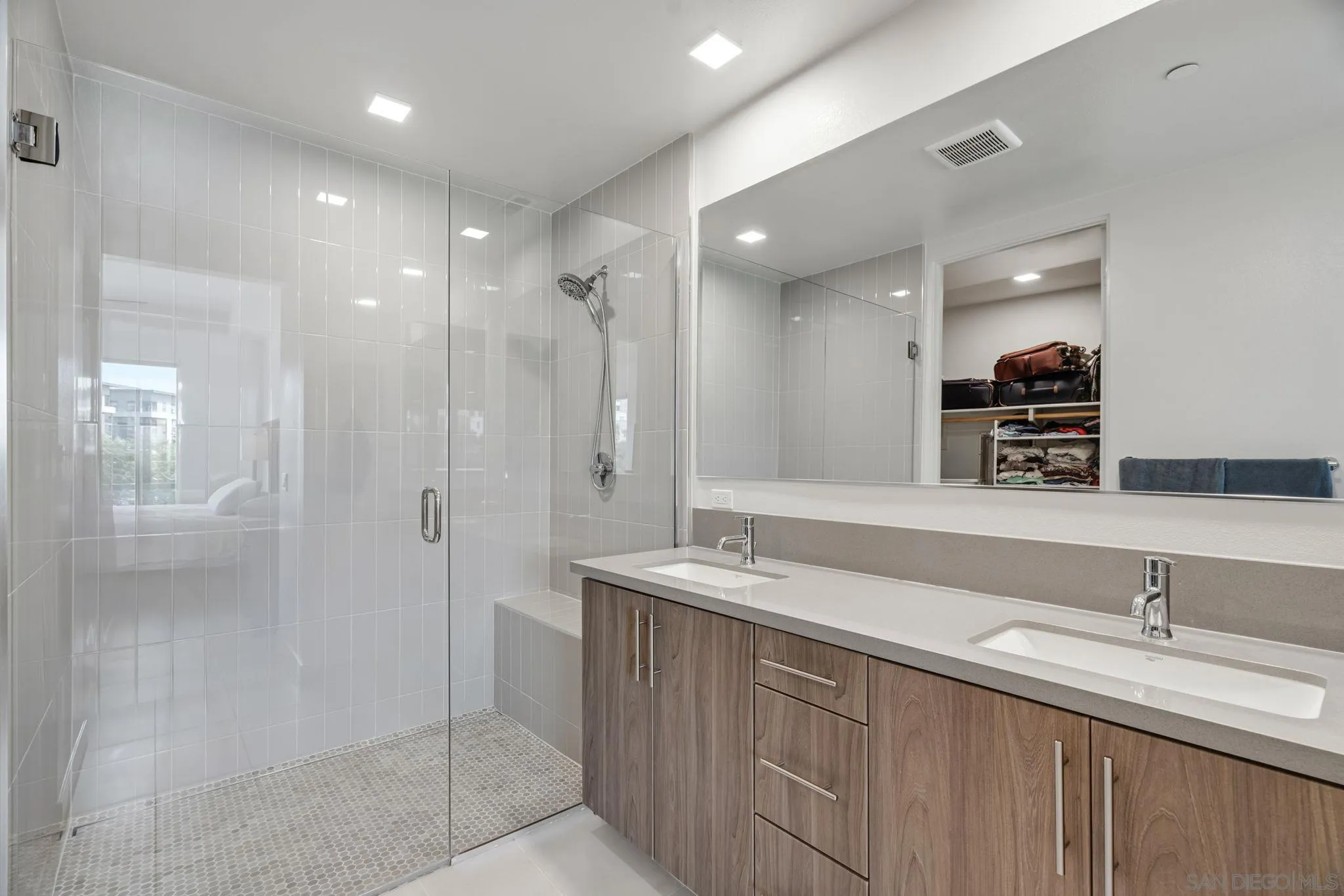 https://cdn.realtyfeed.com/cdn/127/260022533/893d4993cb43357fa3dedae0af712060.webp
