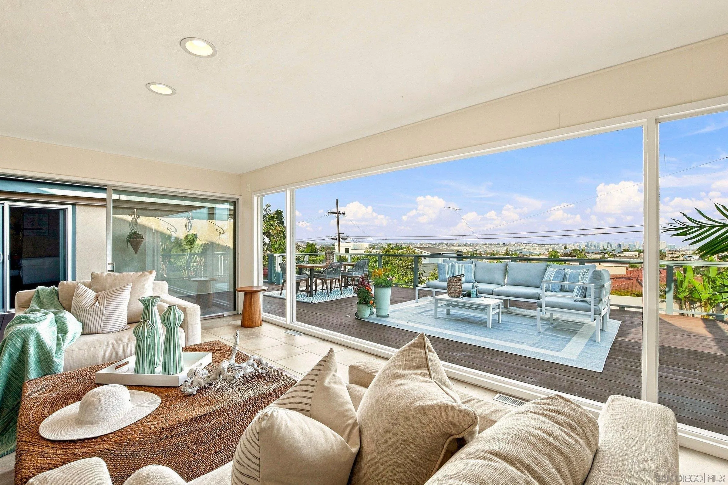 https://cdn.realtyfeed.com/cdn/127/260022534/347aab1f5f13564ea311d8e7153fa63c.webp