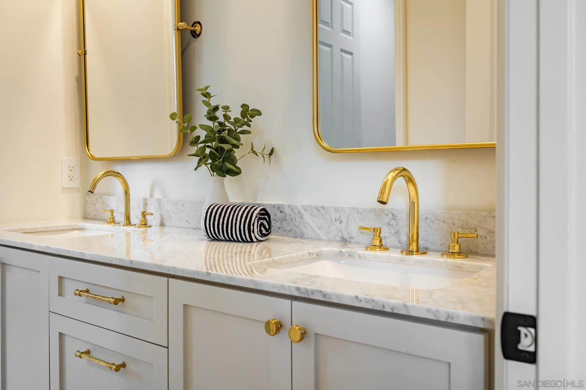 https://cdn.realtyfeed.com/cdn/127/260022551/6d3c55f481a35da7421e57dce885439a.webp