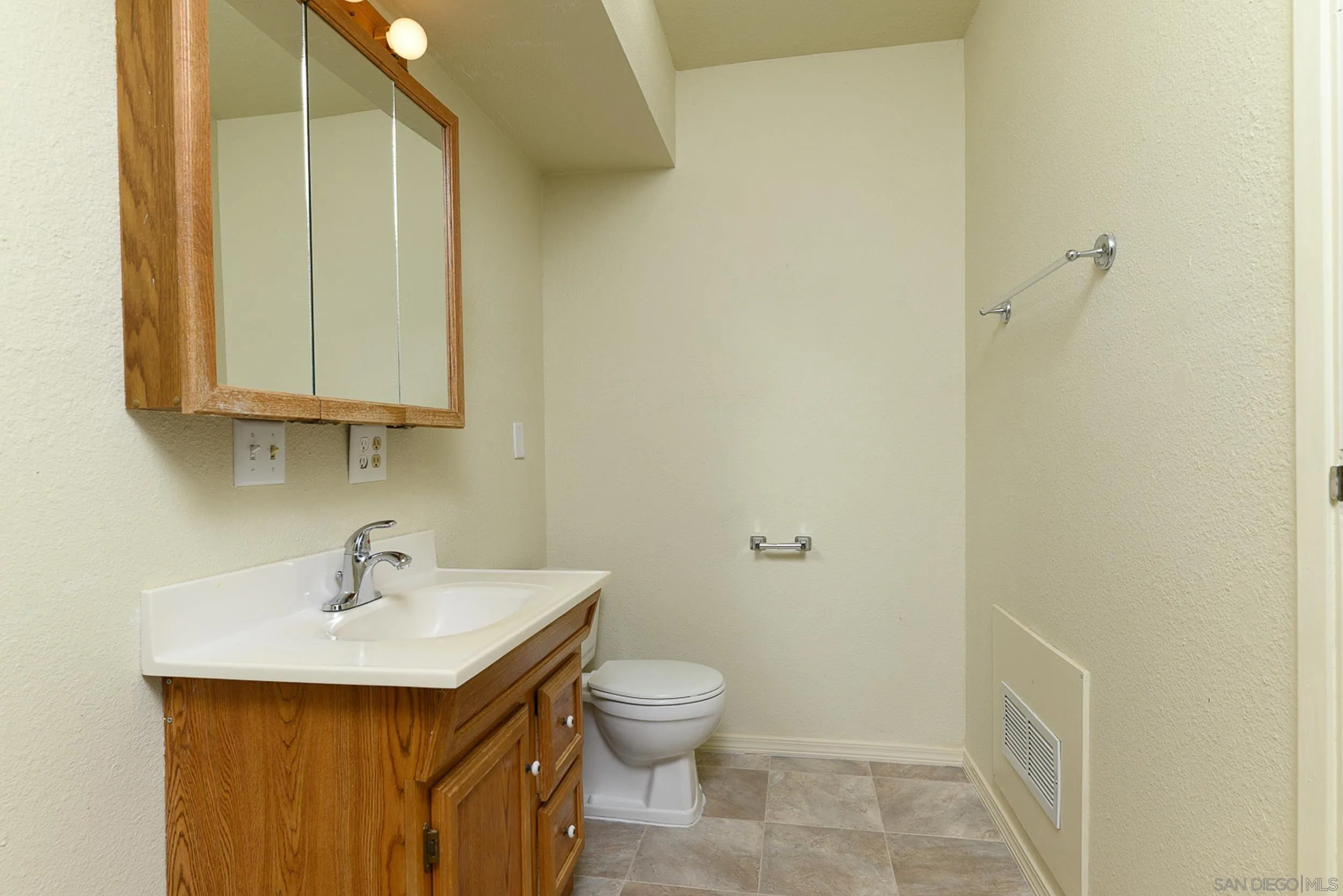 https://cdn.realtyfeed.com/cdn/127/260022594/51843a1020238866debd470a43212f03.webp