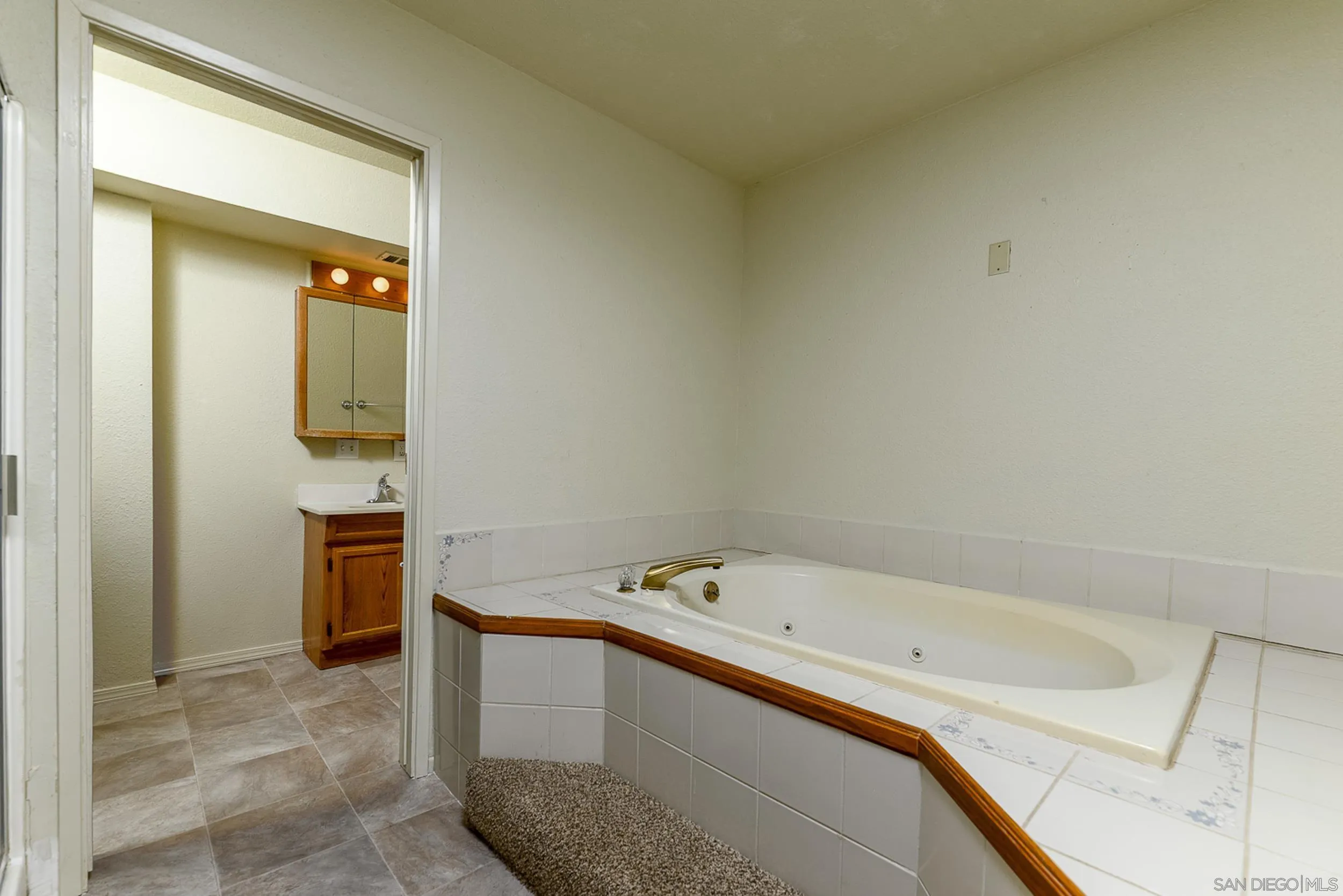 https://cdn.realtyfeed.com/cdn/127/260022594/78ce22ed5411d60fbadebf5615343be2.webp