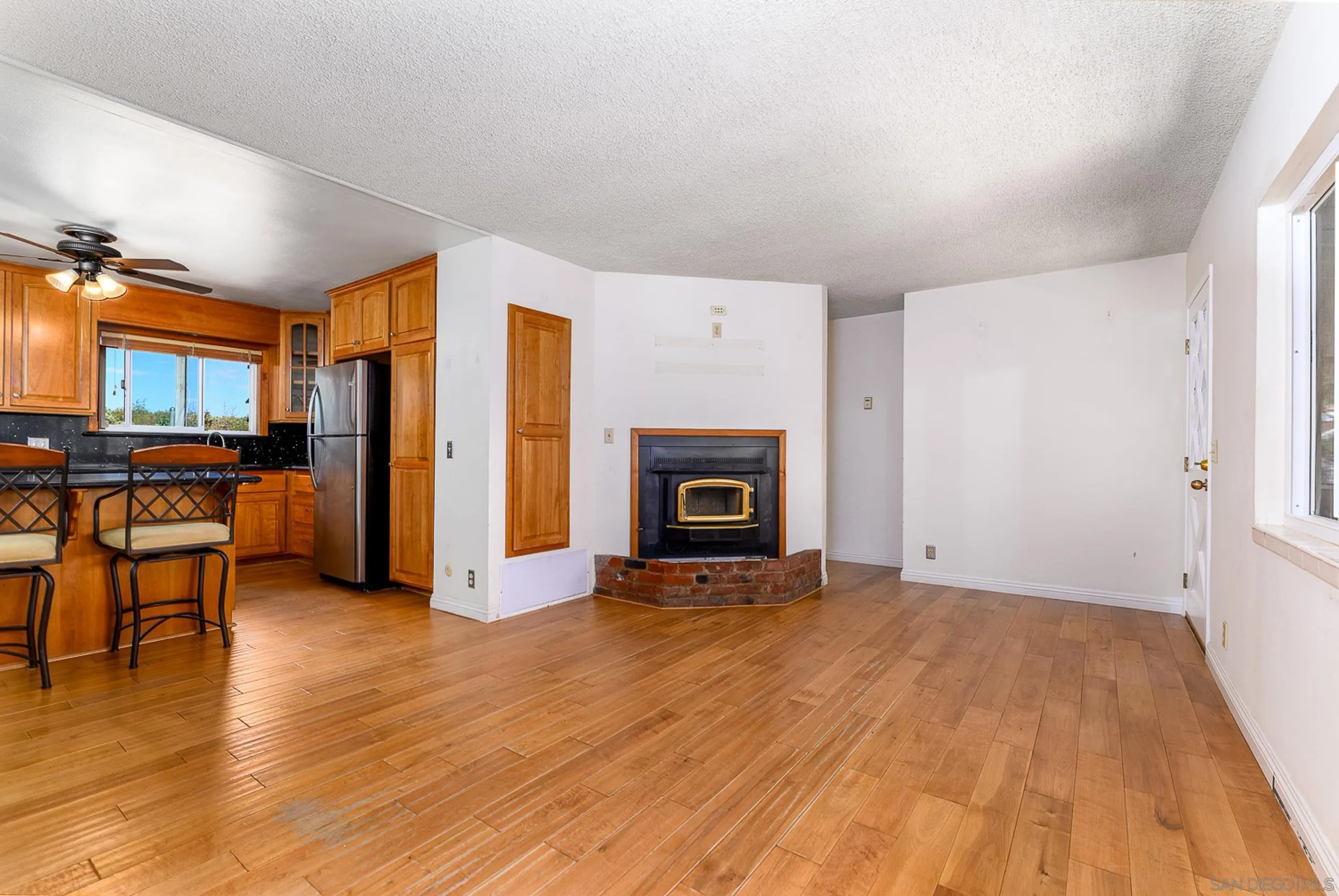 https://cdn.realtyfeed.com/cdn/127/260022594/e34f30d0ee4ca7dd60e3a881192204b4.webp