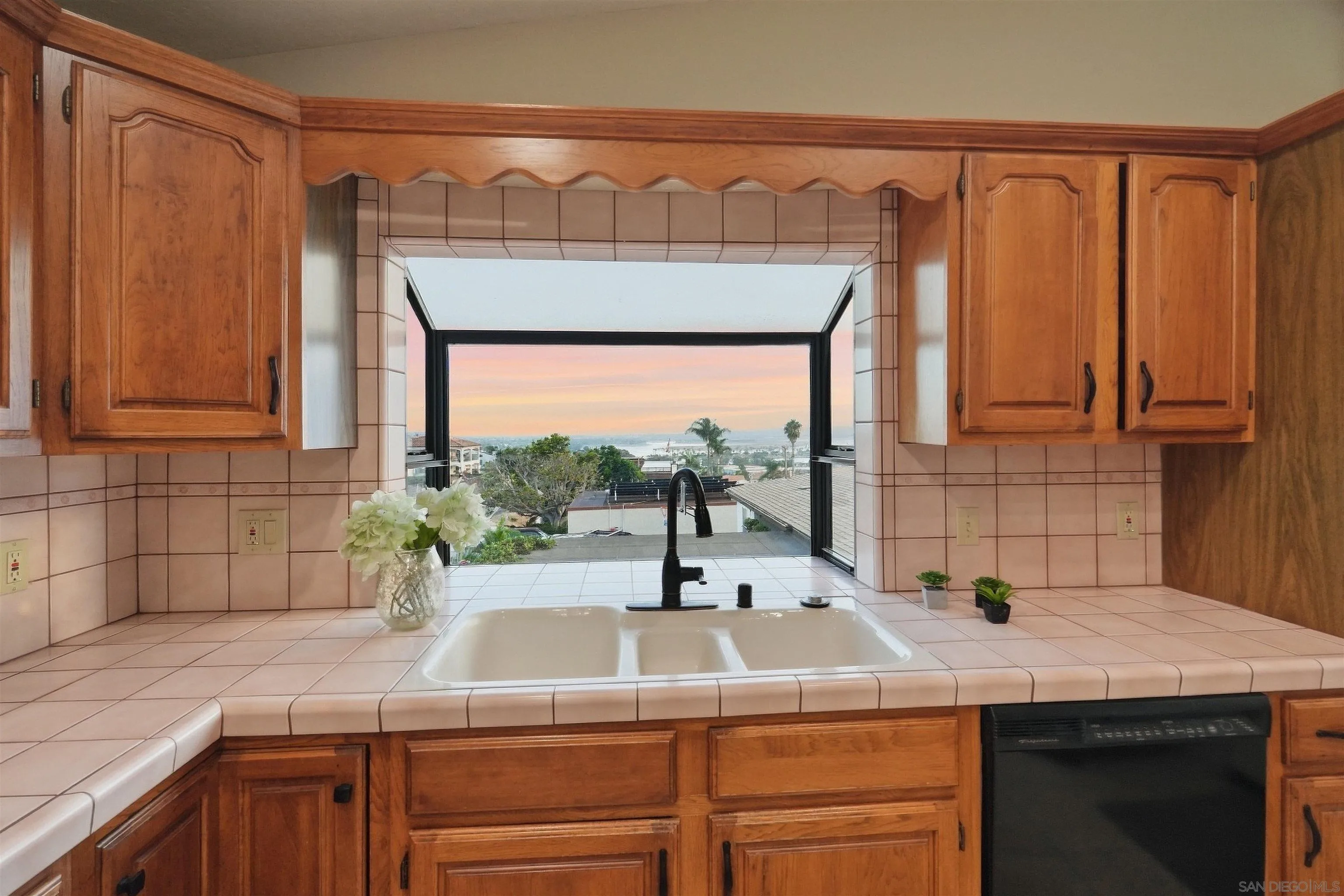 https://cdn.realtyfeed.com/cdn/127/260022598/4203c4ddd2341275084594ba23eff964.webp