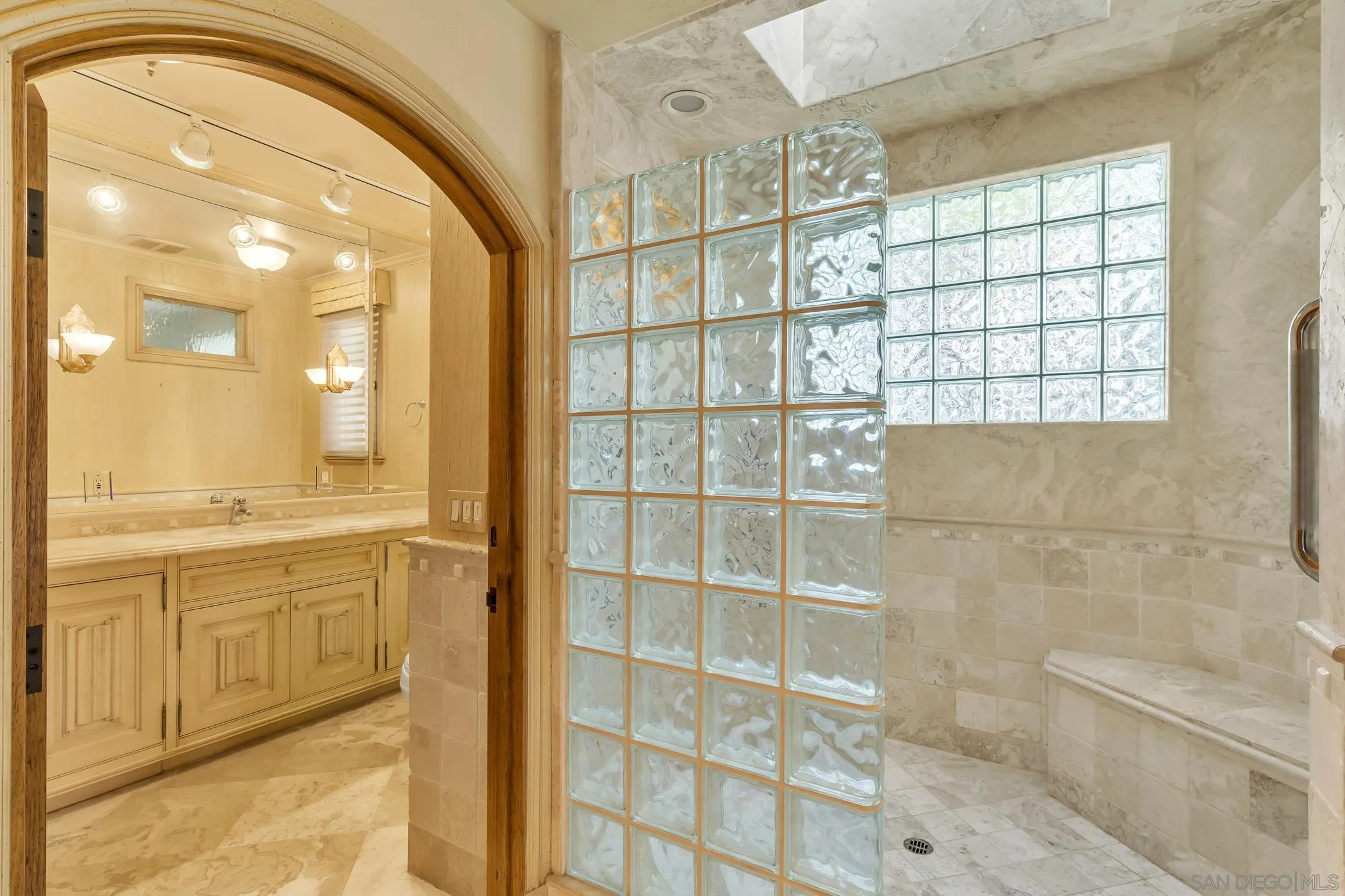 https://cdn.realtyfeed.com/cdn/127/260022603/496f81a749067aa3e65c109a18964ce1.webp