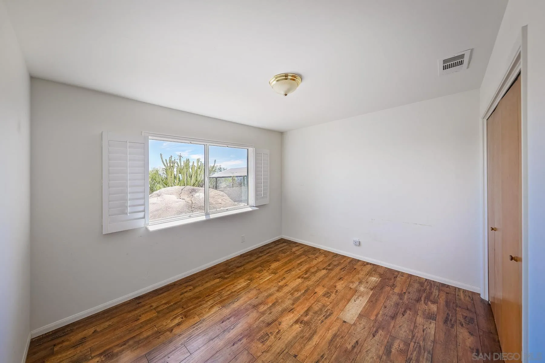 https://cdn.realtyfeed.com/cdn/127/260022604/48166cc3942f0bbcc4992106cf1033c9.webp