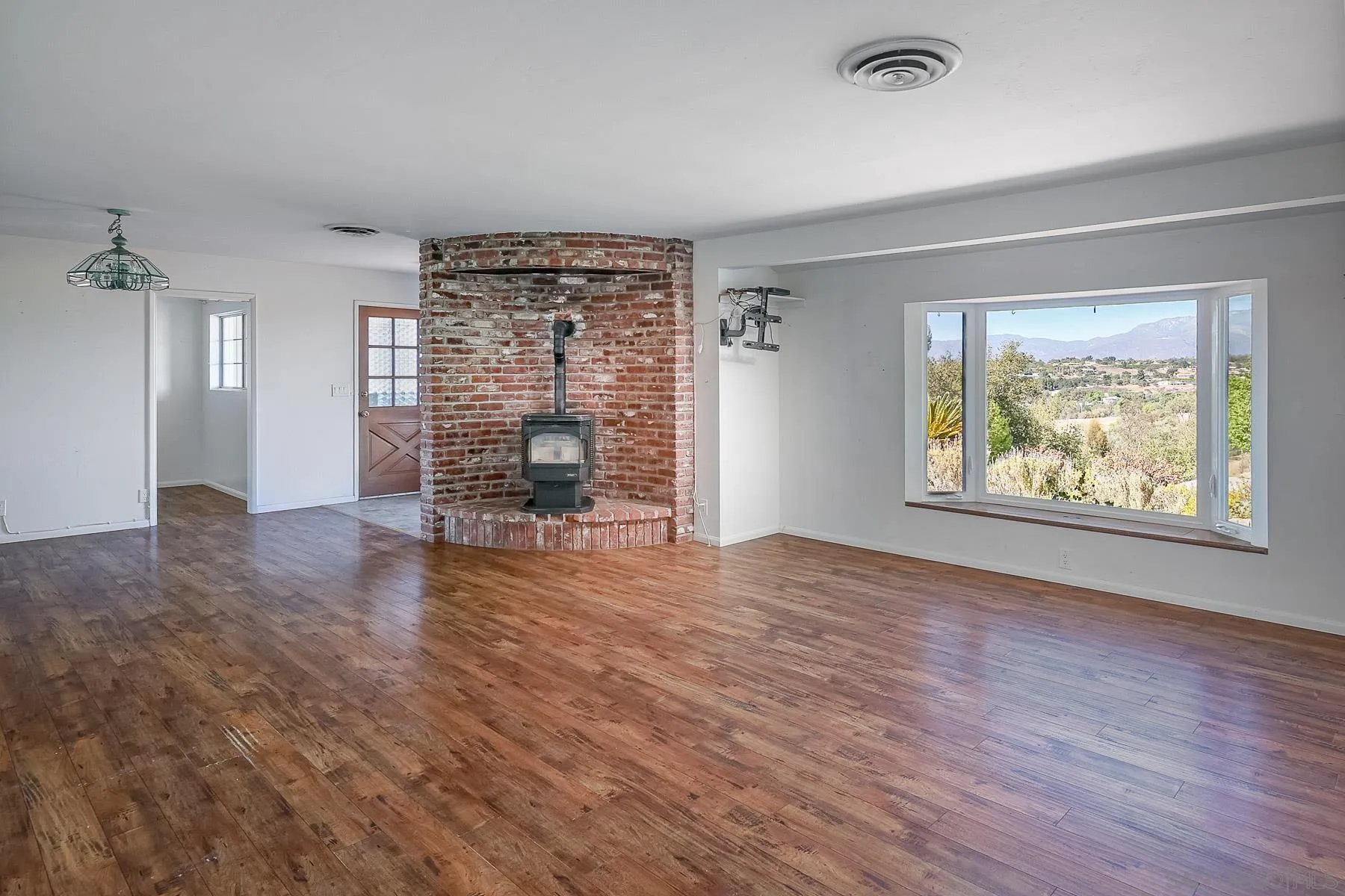 https://cdn.realtyfeed.com/cdn/127/260022604/f41074c73108e77df3cc161744ae2a3b.webp