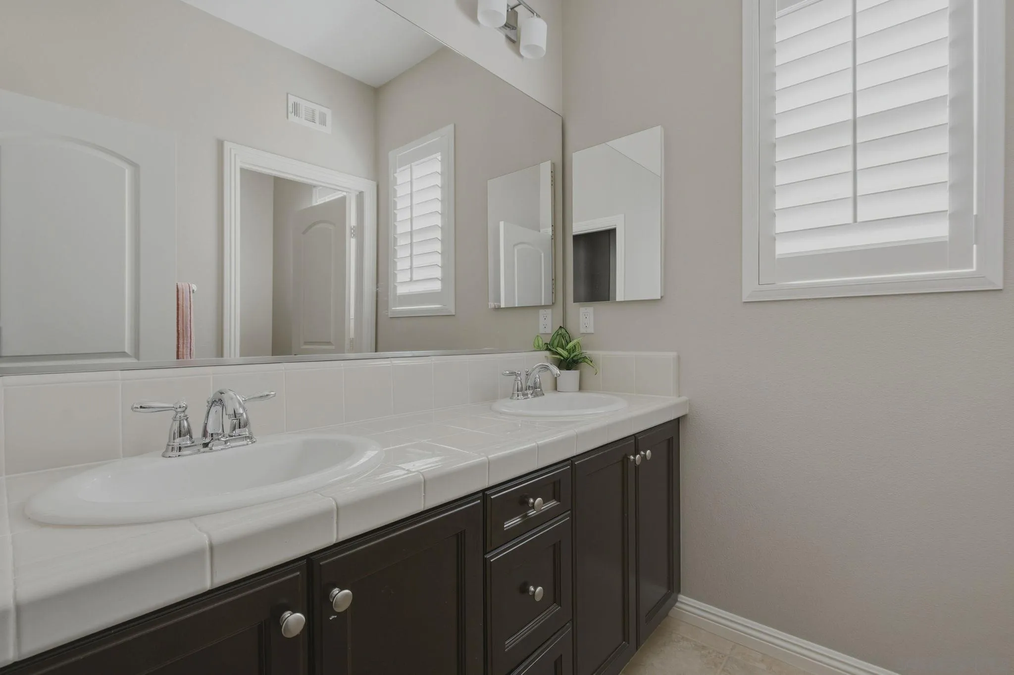 https://cdn.realtyfeed.com/cdn/127/260022605/0fbbe92b4f65f2ba112c6f4d93b325d7.webp