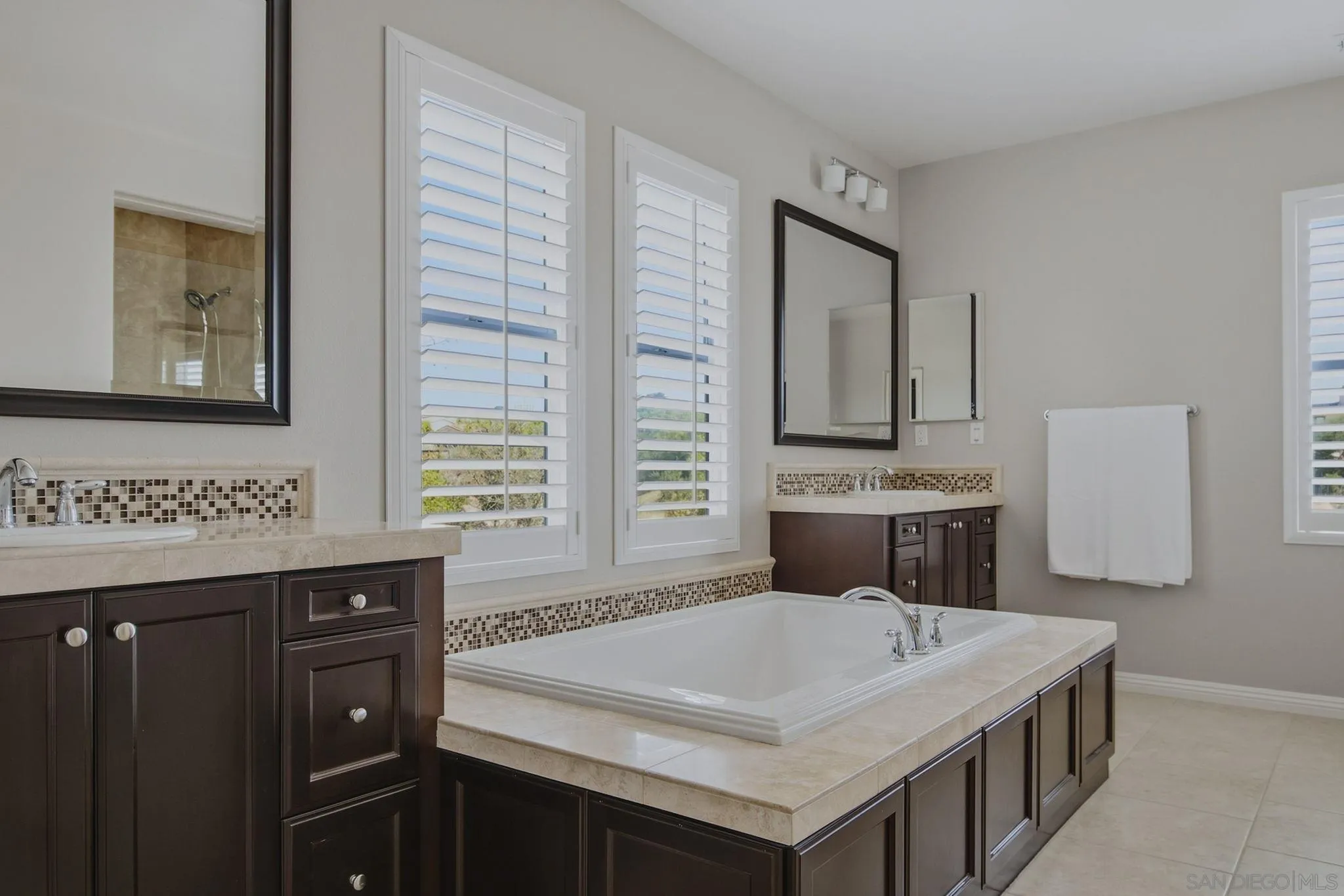 https://cdn.realtyfeed.com/cdn/127/260022605/b4e24d94142c0b031e6fe0423b3aff53.webp