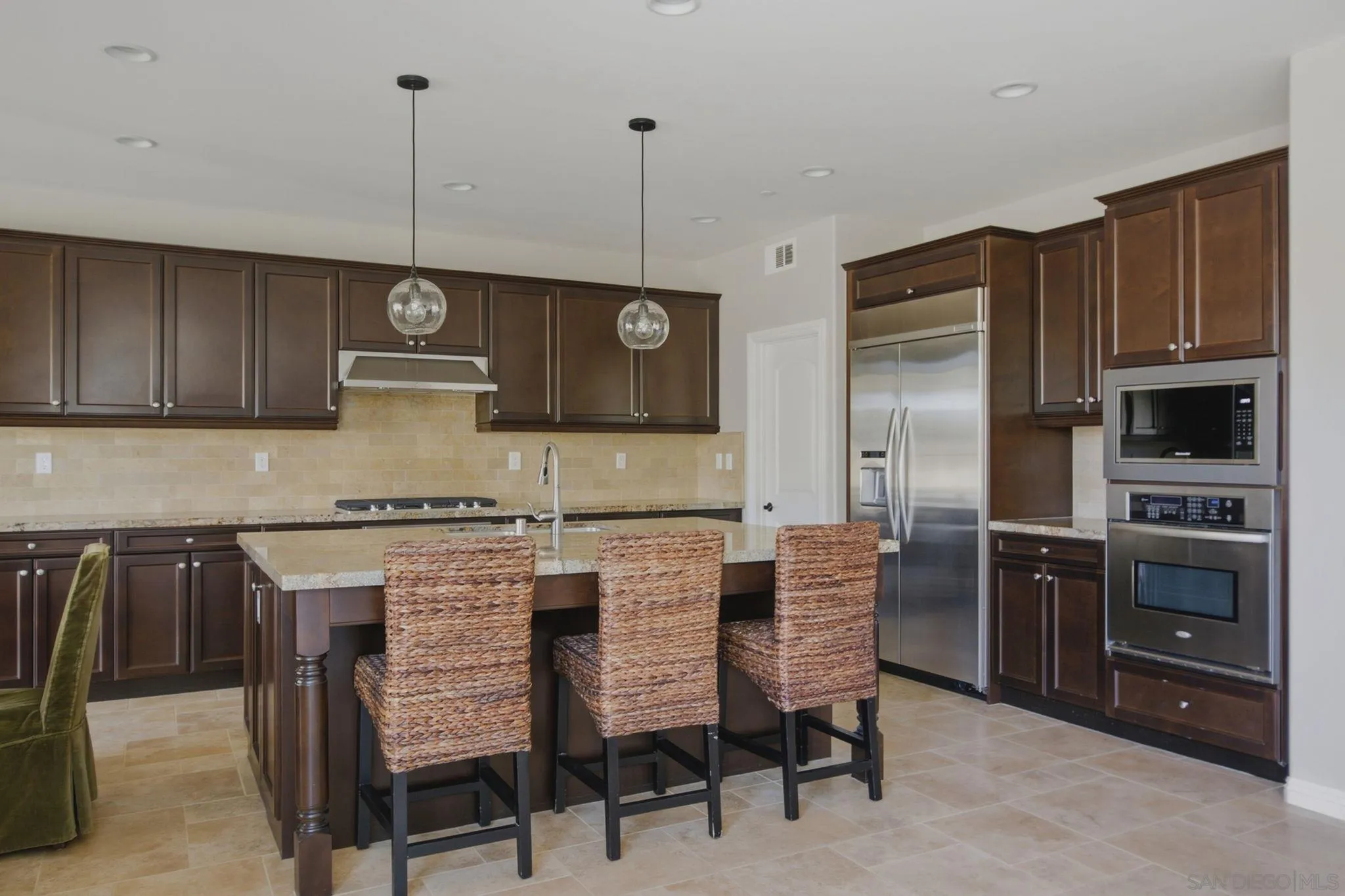 https://cdn.realtyfeed.com/cdn/127/260022605/bf41b8e011263042a5b18c7285b2ec61.webp