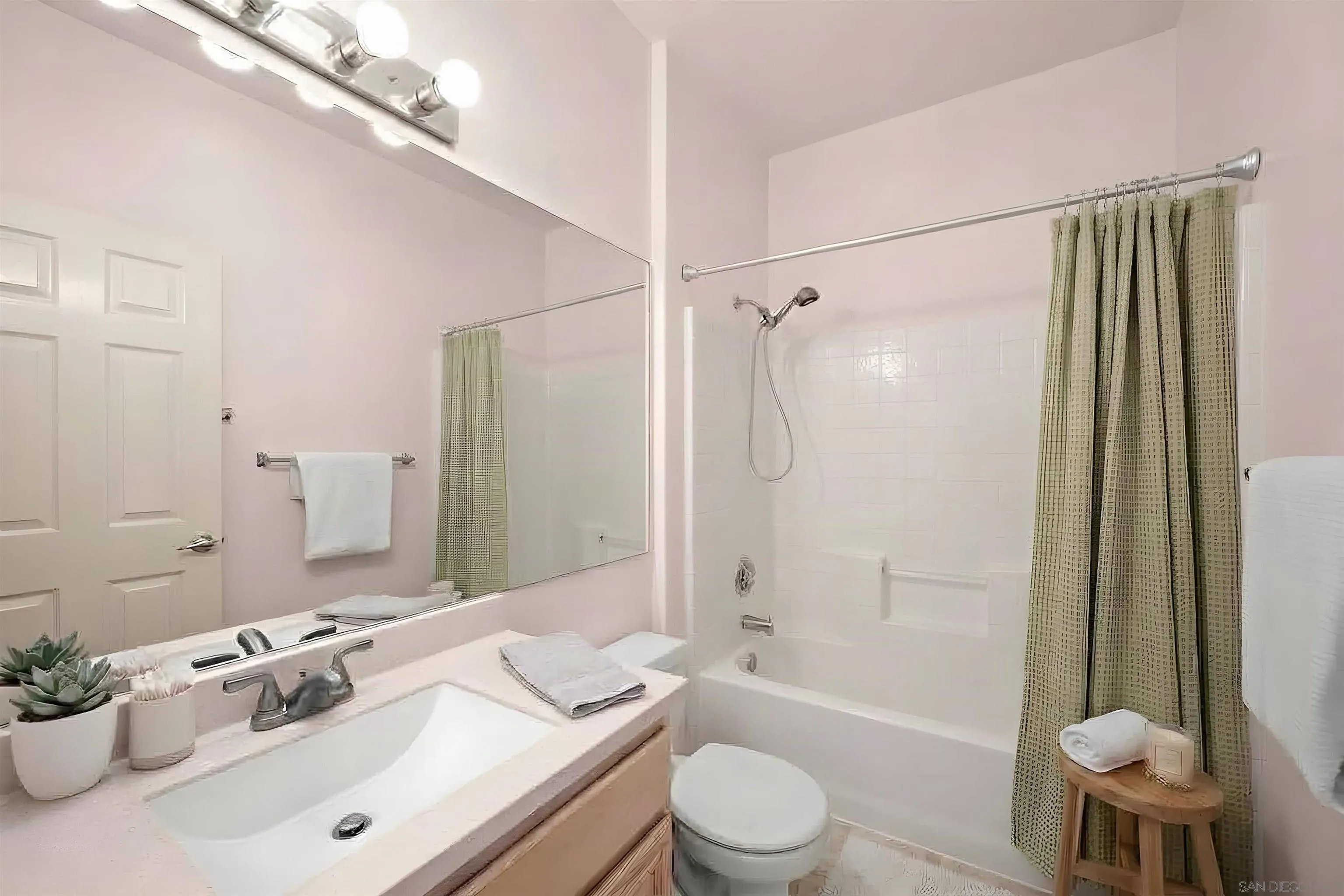https://cdn.realtyfeed.com/cdn/127/260022615/00e4862b015ce1893c4e4f1b56b1e01b.webp