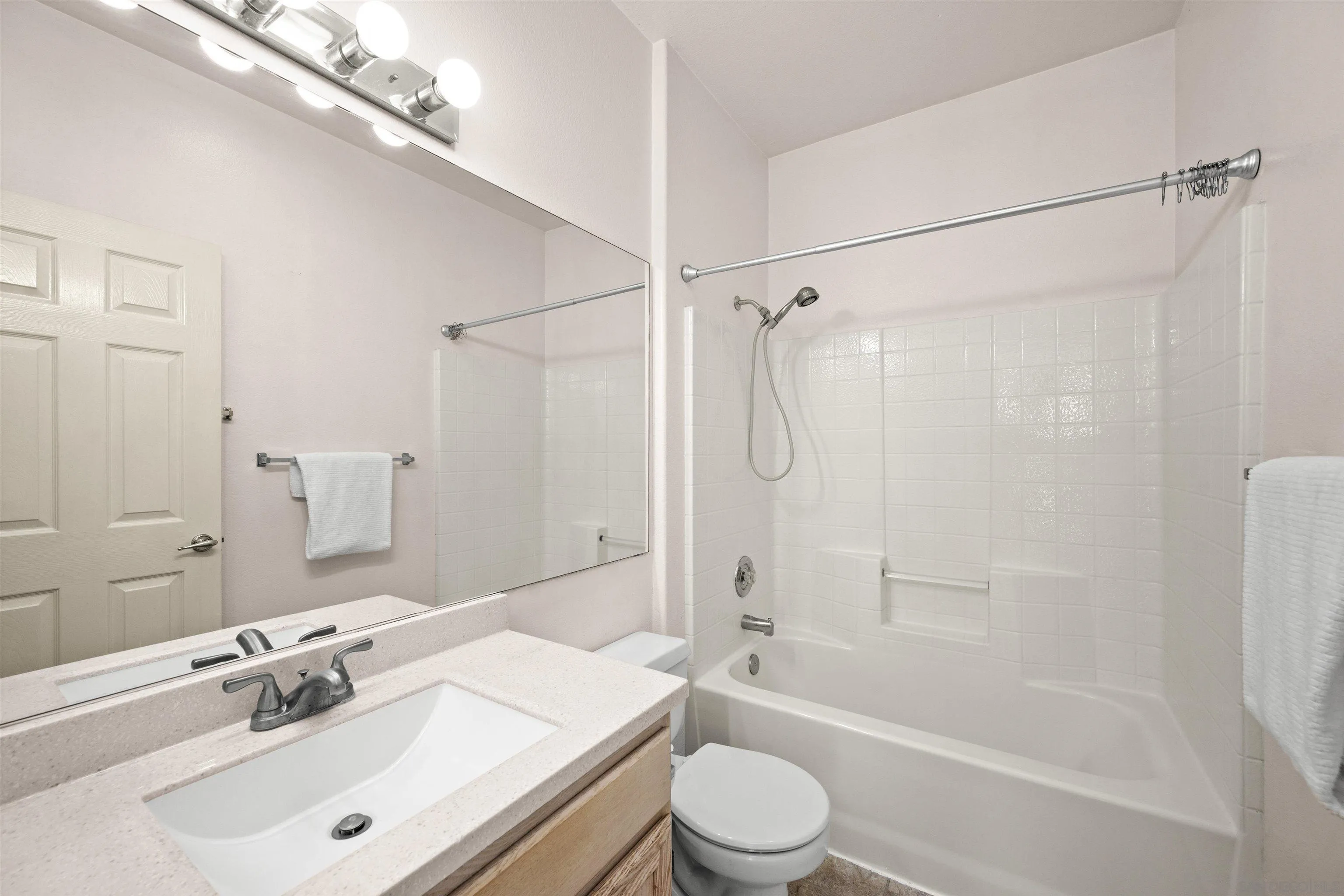 https://cdn.realtyfeed.com/cdn/127/260022615/453b11076753752972598124b1837e2d.webp