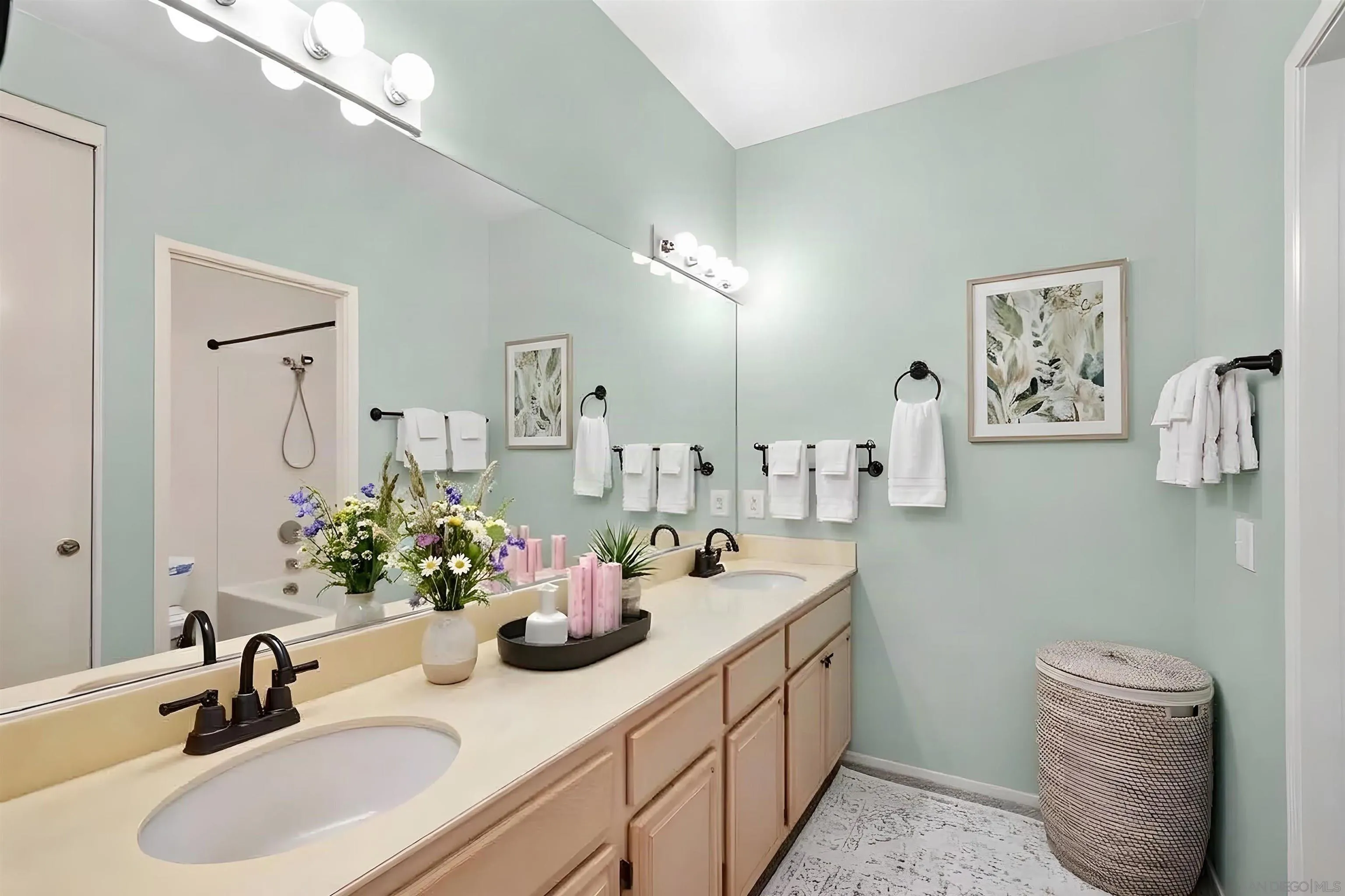 https://cdn.realtyfeed.com/cdn/127/260022615/b2f22e3f02657353c118987358cb4ff6.webp