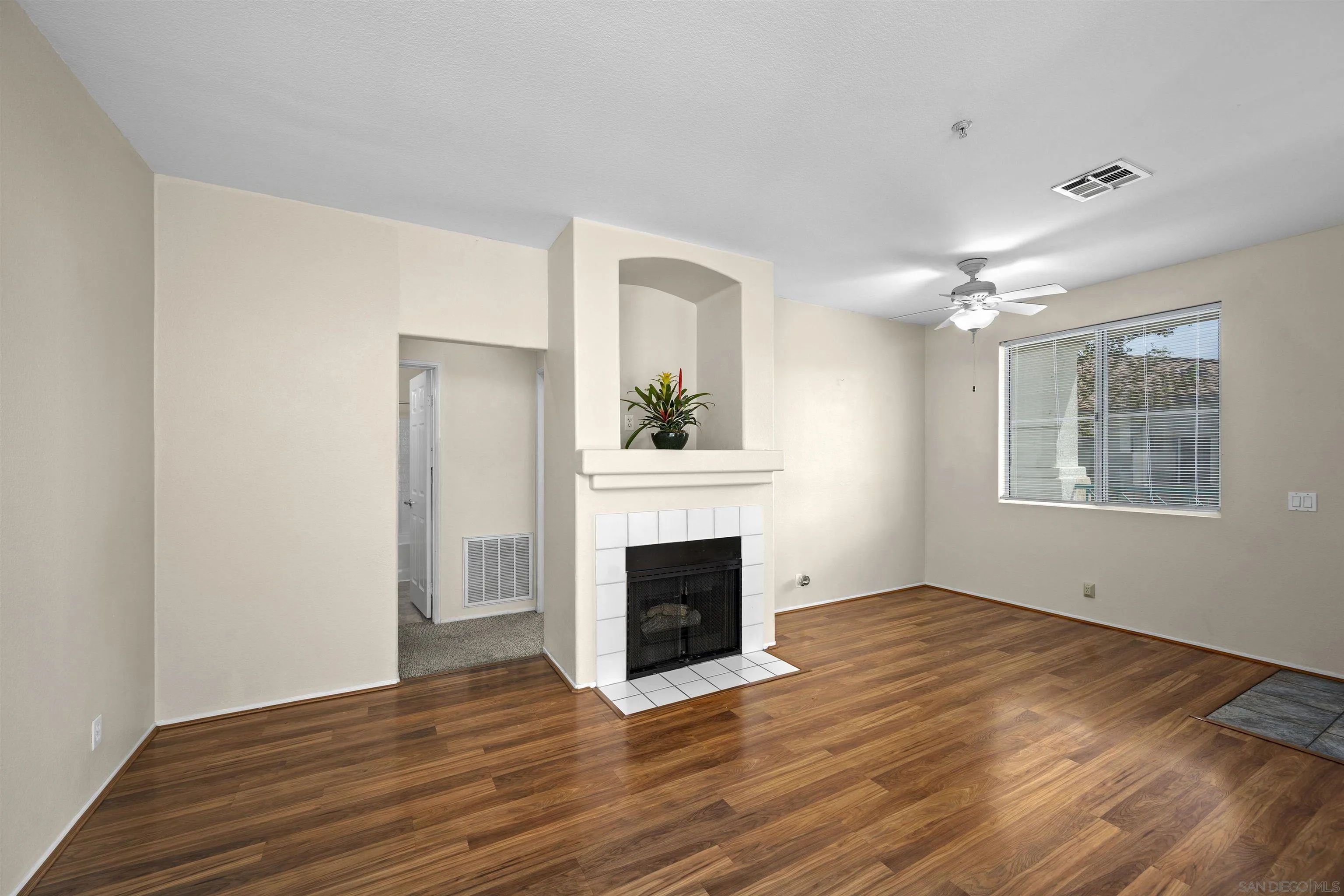 https://cdn.realtyfeed.com/cdn/127/260022615/bfcaa856793dcab7d6454870a86f3fac.webp